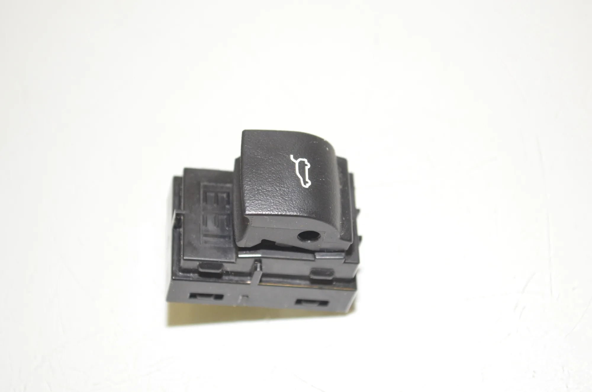 Tailgate Open Switch – OEM 9318704 · BMW X5 (F15, F85) M 50 d 2017 – 4