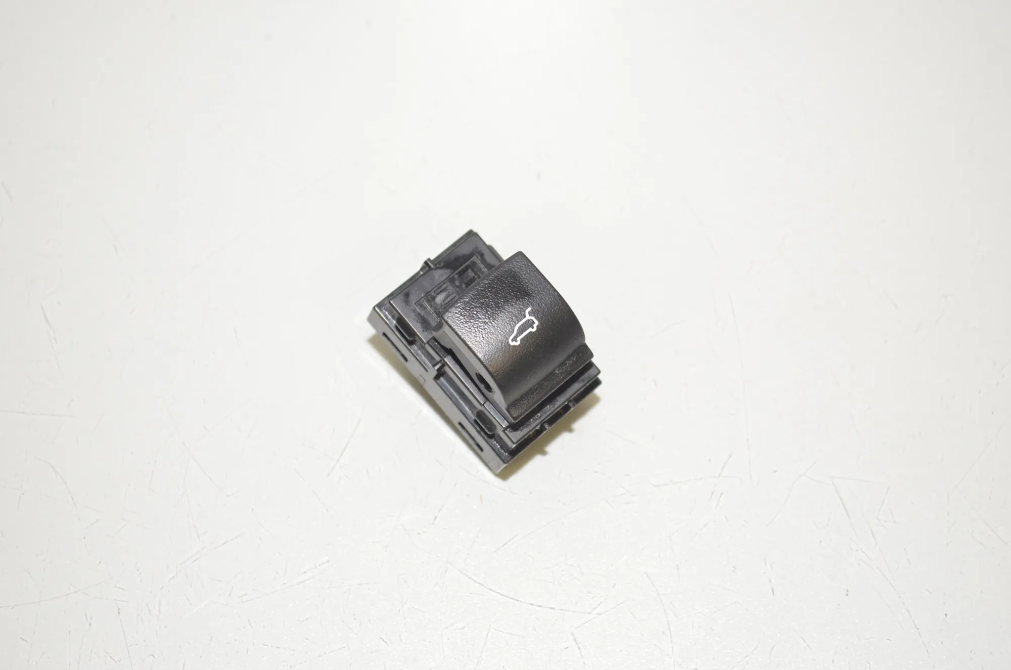 Tailgate Open Switch – OEM 9318704 · BMW X5 (F15, F85) M 50 d 2017