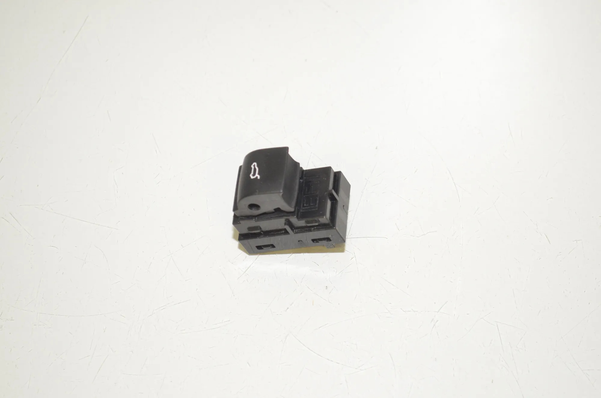 Tailgate Open Switch – OEM 9318704 · BMW X5 (F15, F85) M 50 d 2017 – 2