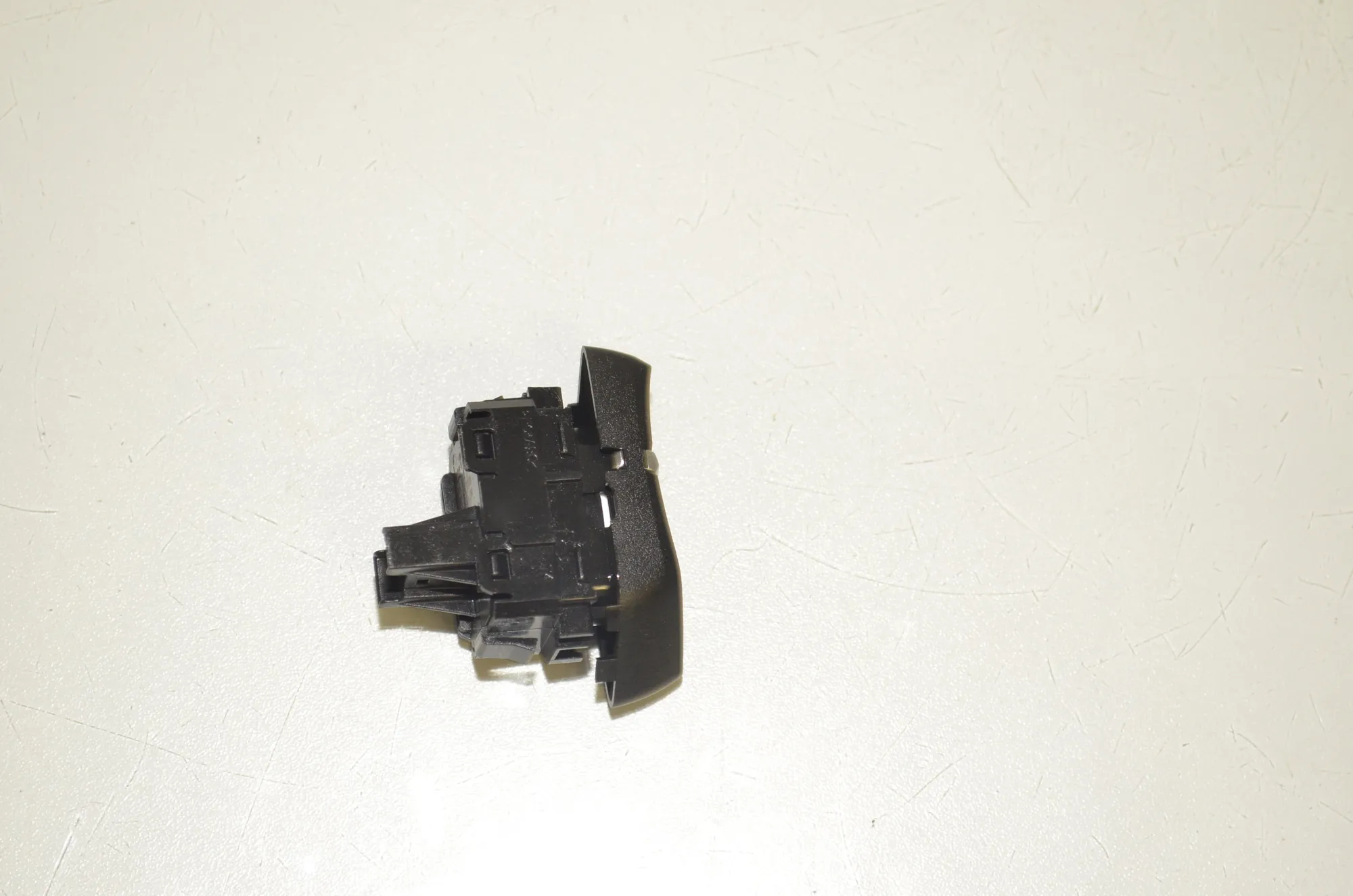 Central Locking Switch – OEM 6801352 · BMW X5 (F15, F85) M 50 d 2017 – 3