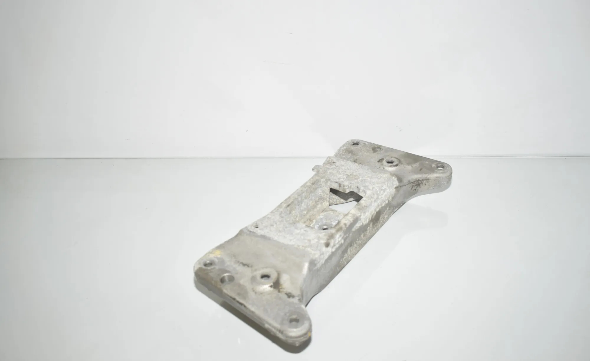 Gearbox Mount Bracket – OEM 6777613 · BMW 5 Touring (F11) 530 d 2013 – 2