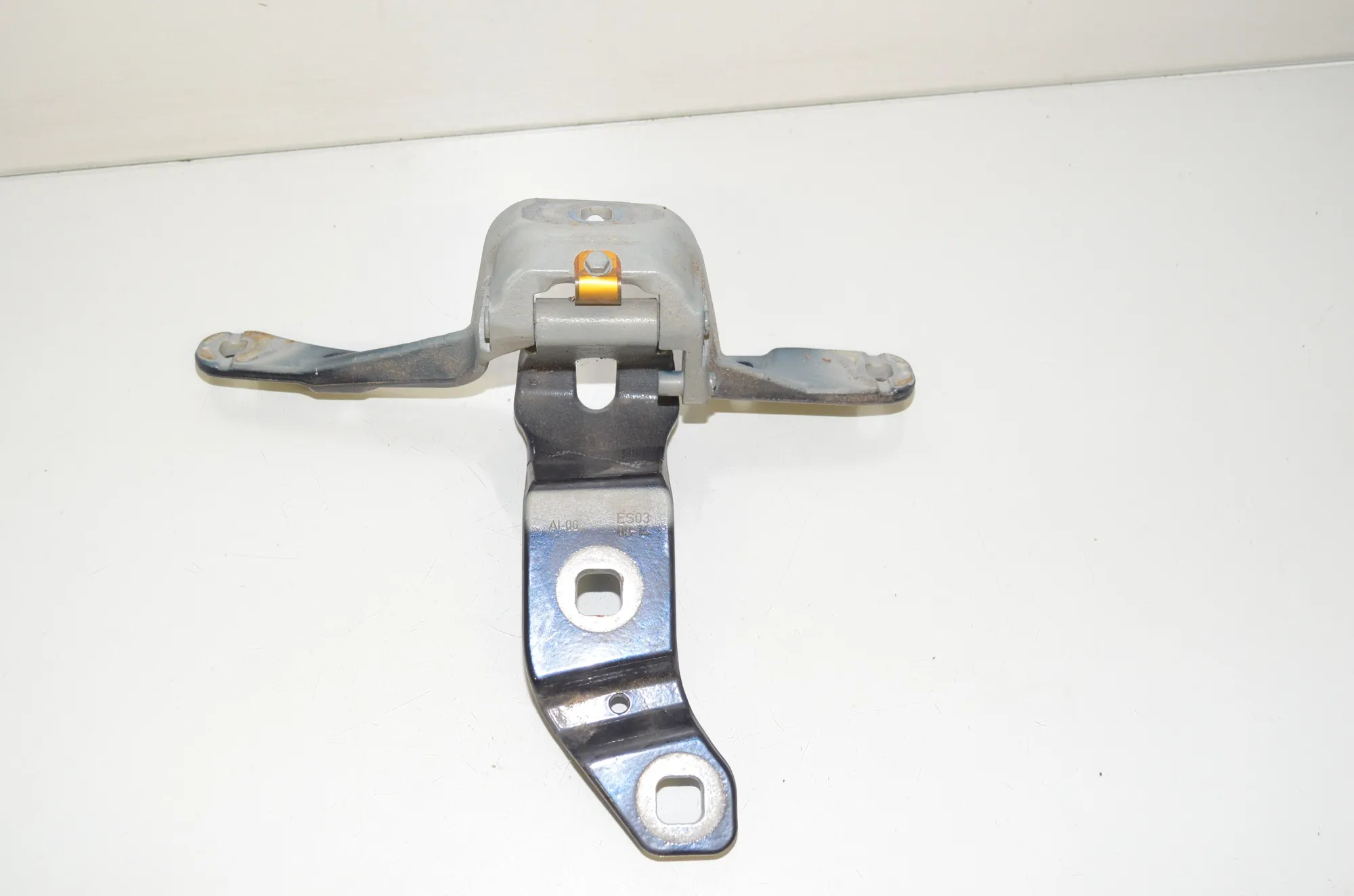 Left Side Bootlid Hinge – OEM 7200533 · BMW 5 Gran Turismo (F07) 530 d 2014