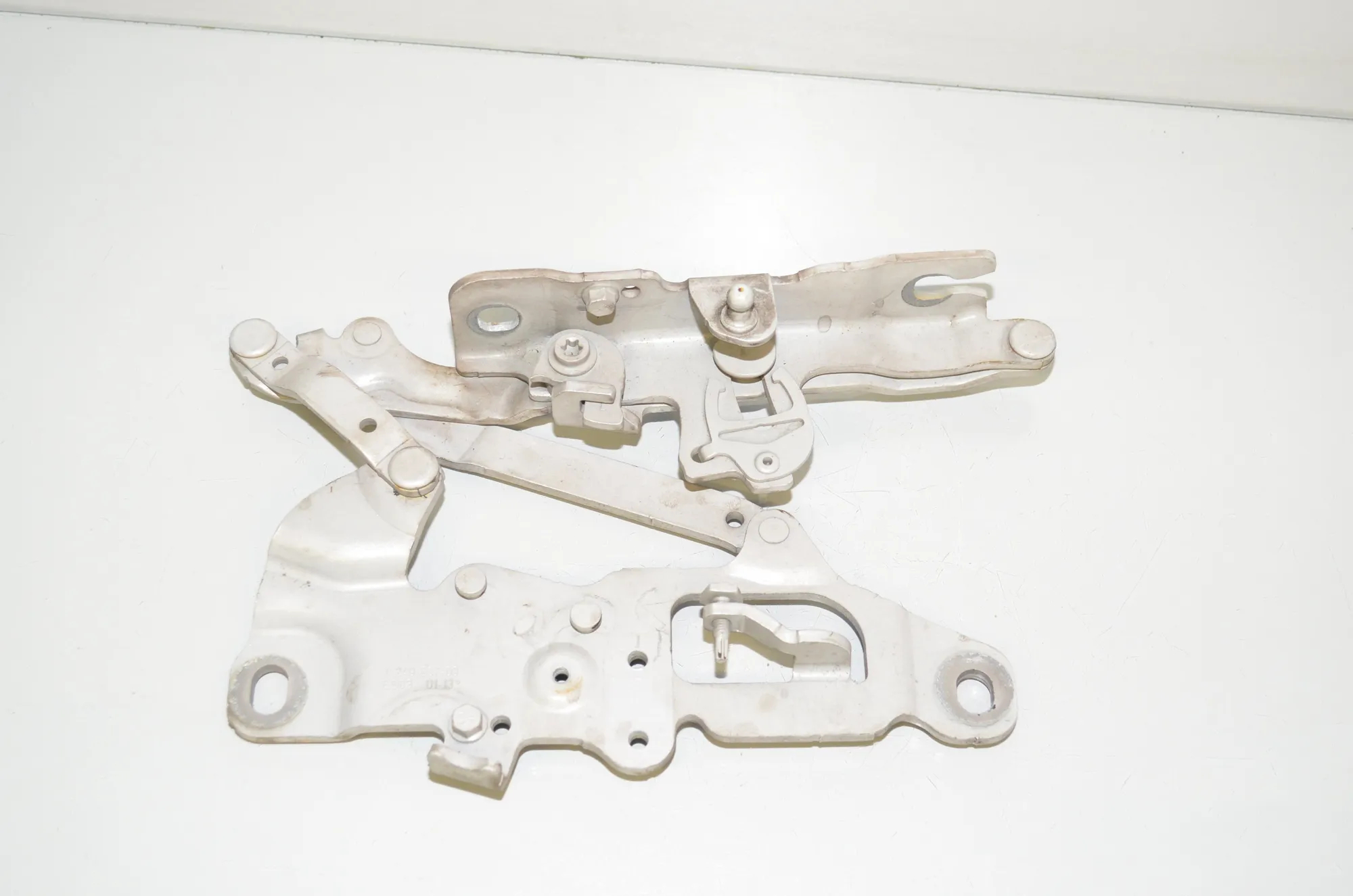 Front Left Bonnet Hinge – OEM 7249887 · BMW 5 Touring (F11) 530 d xDrive 2013 – 2
