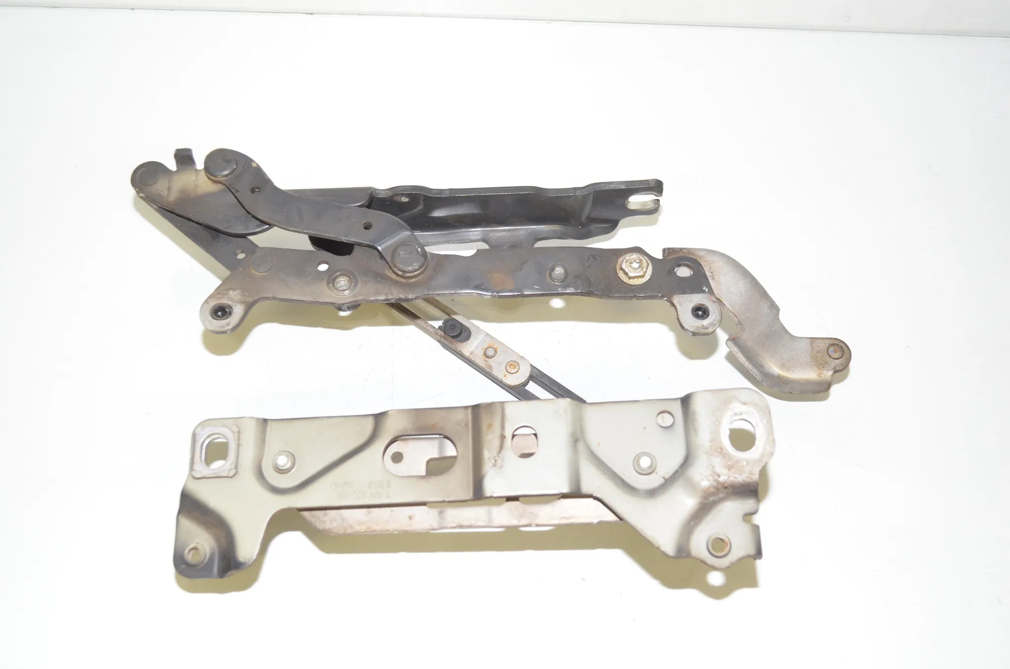 Front Right Bonnet Hinge – OEM 7186988 · BMW 5 Touring (F11) 525 d 2010 – 4