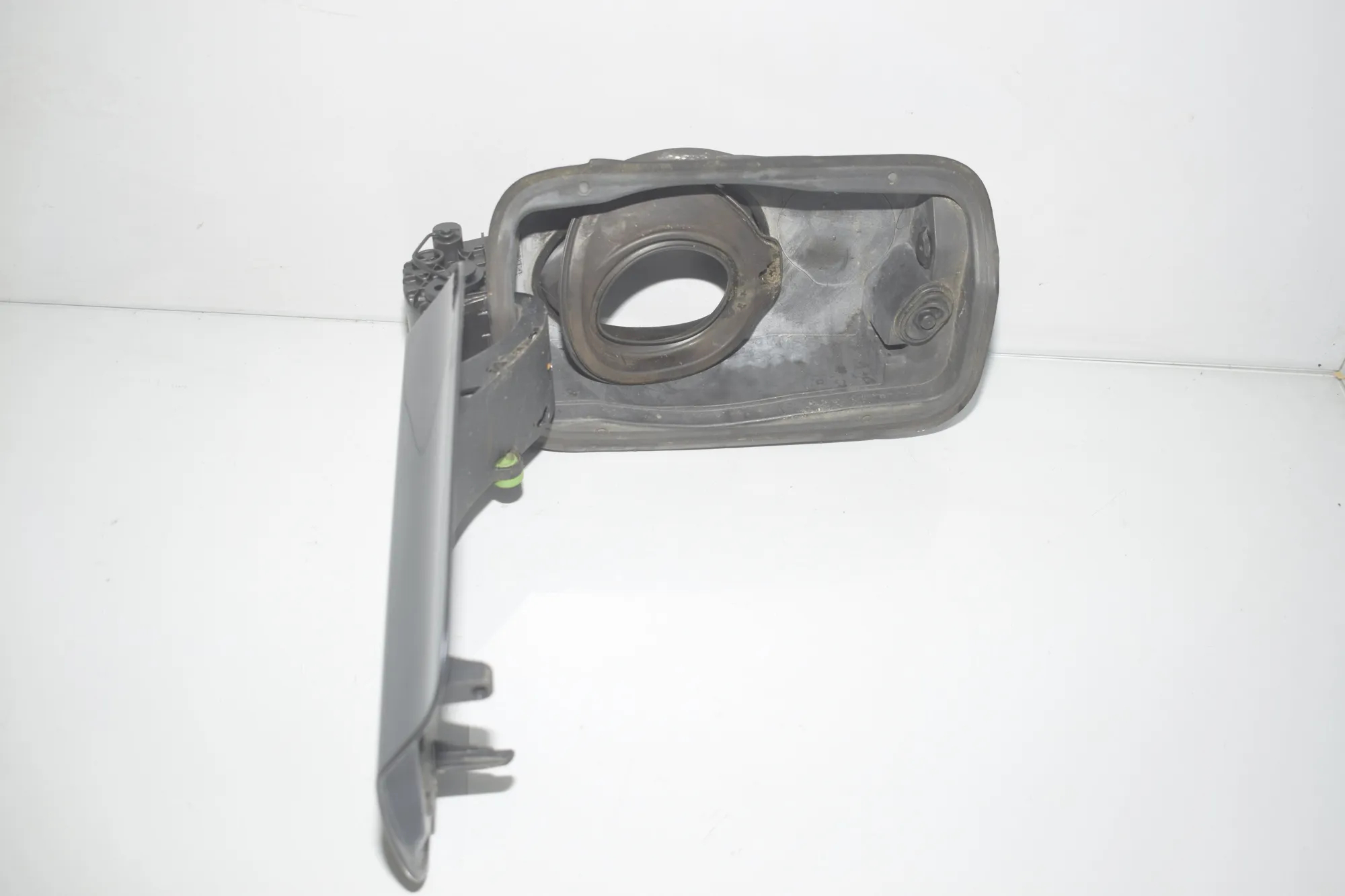 Fuel Tank Flap Cap – OEM 8864798 · BMW 5 Gran Turismo (F07) 530 d 2014 – 2