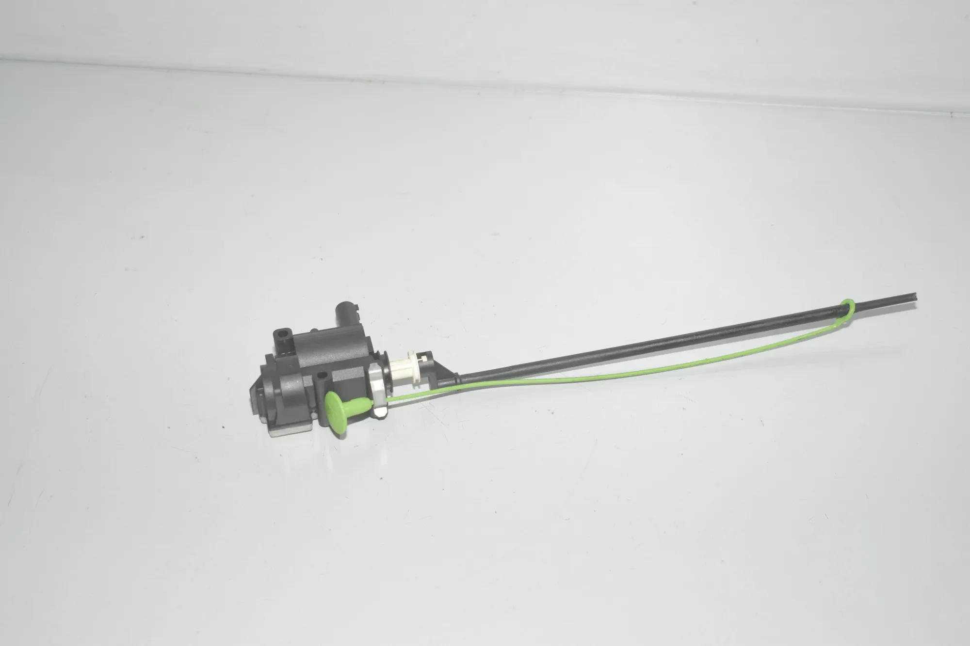 Fuel Tank Cover Lock – OEM 7139398 · BMW 5 Gran Turismo (F07) 530 d 2014 – 3