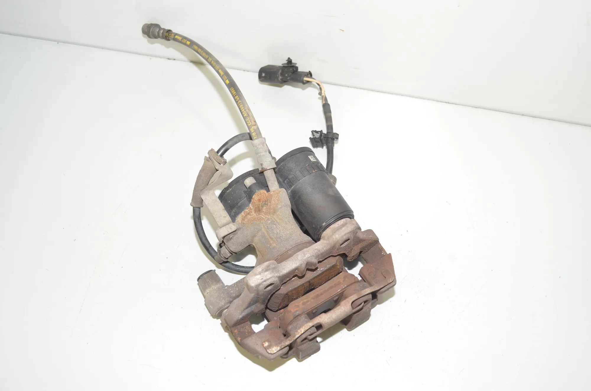 Rear Left Brake Caliper – OEM 6883019 · BMW i3 (I01) Hybrid 2018 – 4