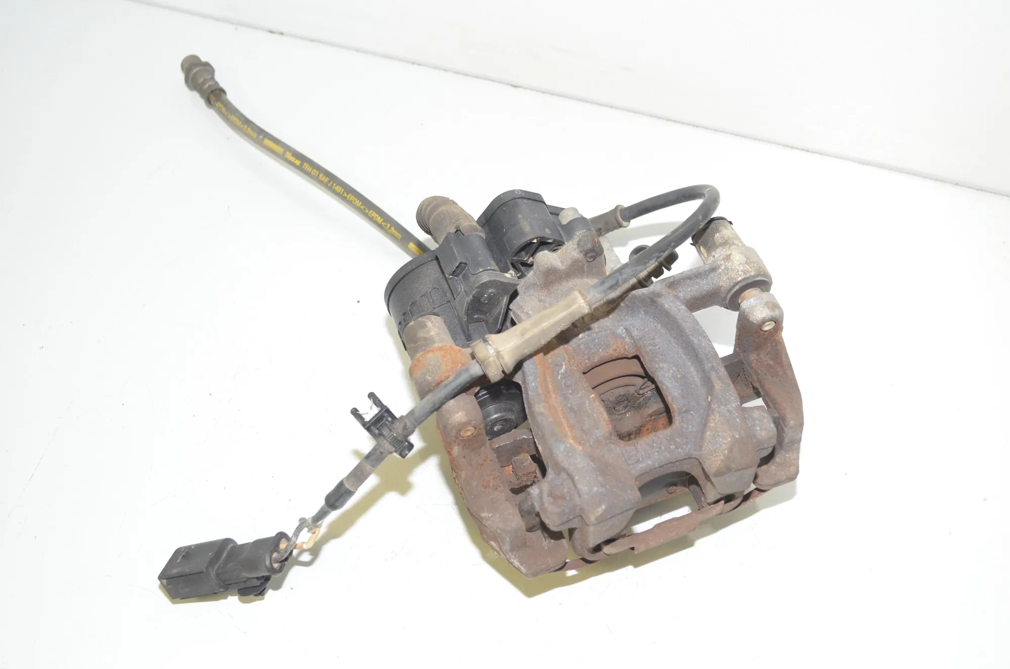 Rear Left Brake Caliper – OEM 6883019 · BMW i3 (I01) Hybrid 2018