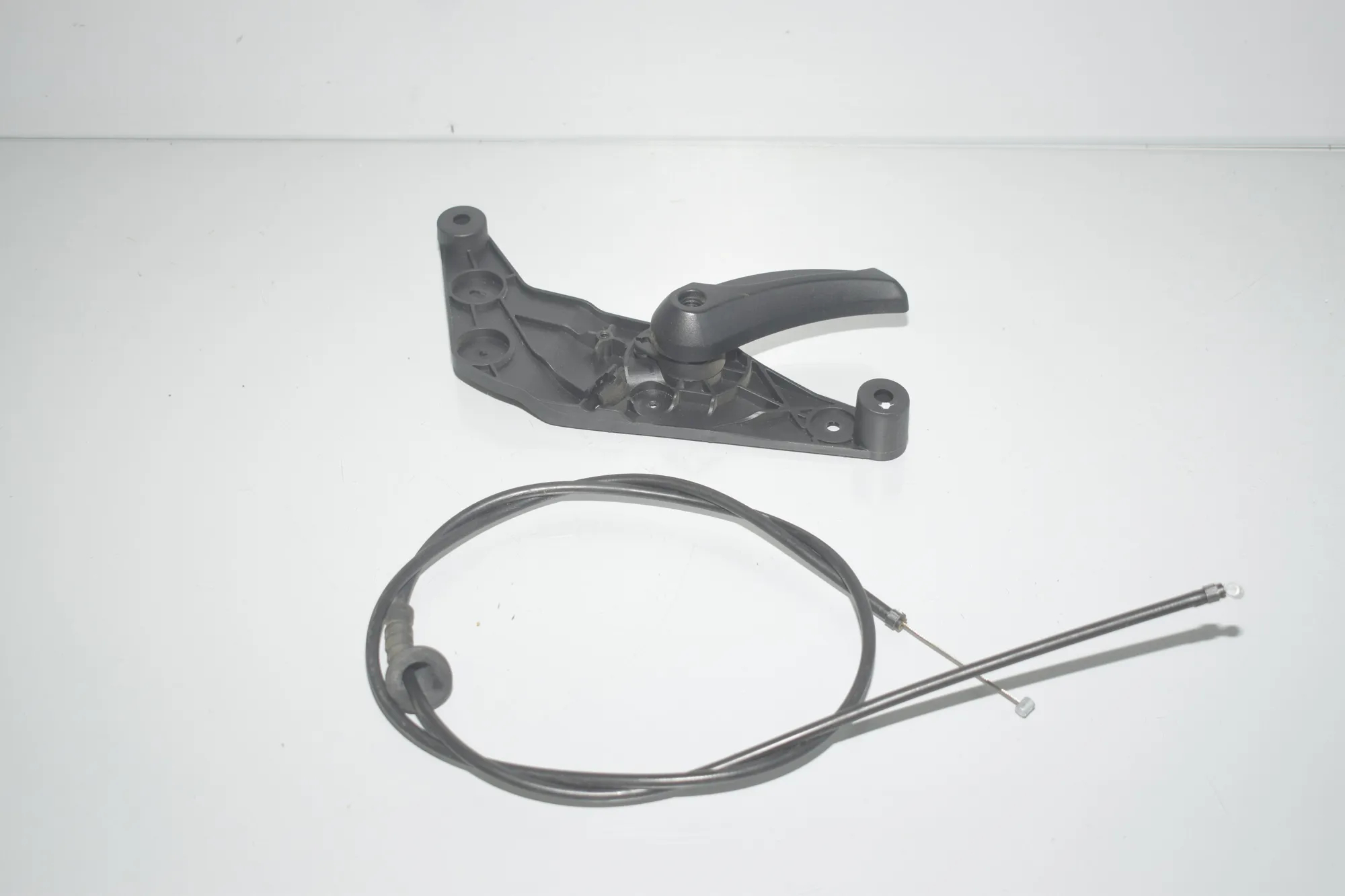 Bonnet Release Handle – OEM 9114002 · BMW 5 Touring (F11) 530 d xDrive 2013 – 2