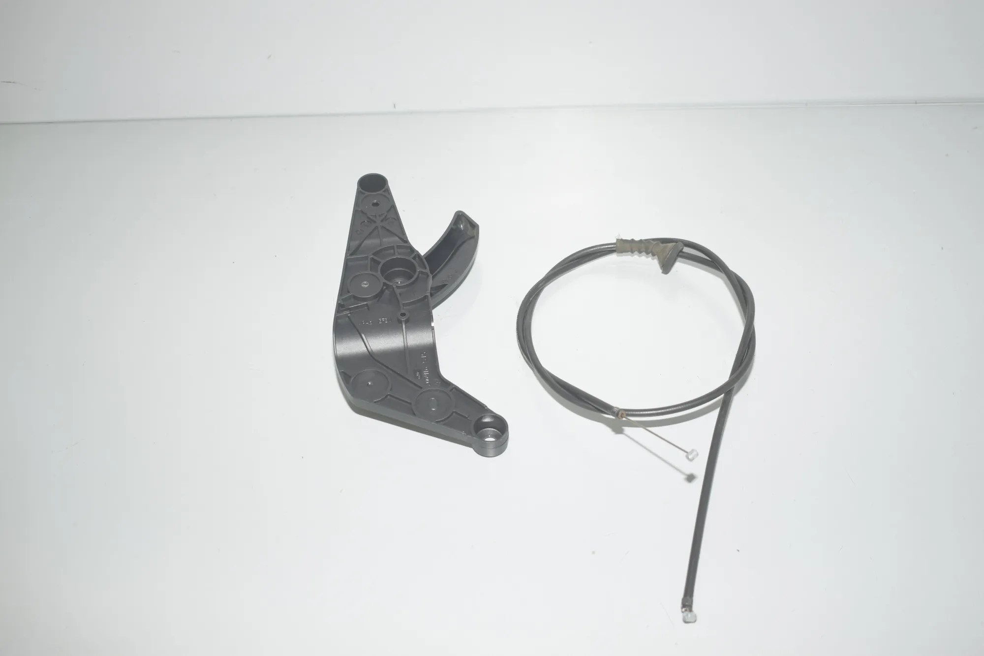 Bonnet Release Handle – OEM 9114002 · BMW 5 Touring (F11) 530 d xDrive 2013 – 3