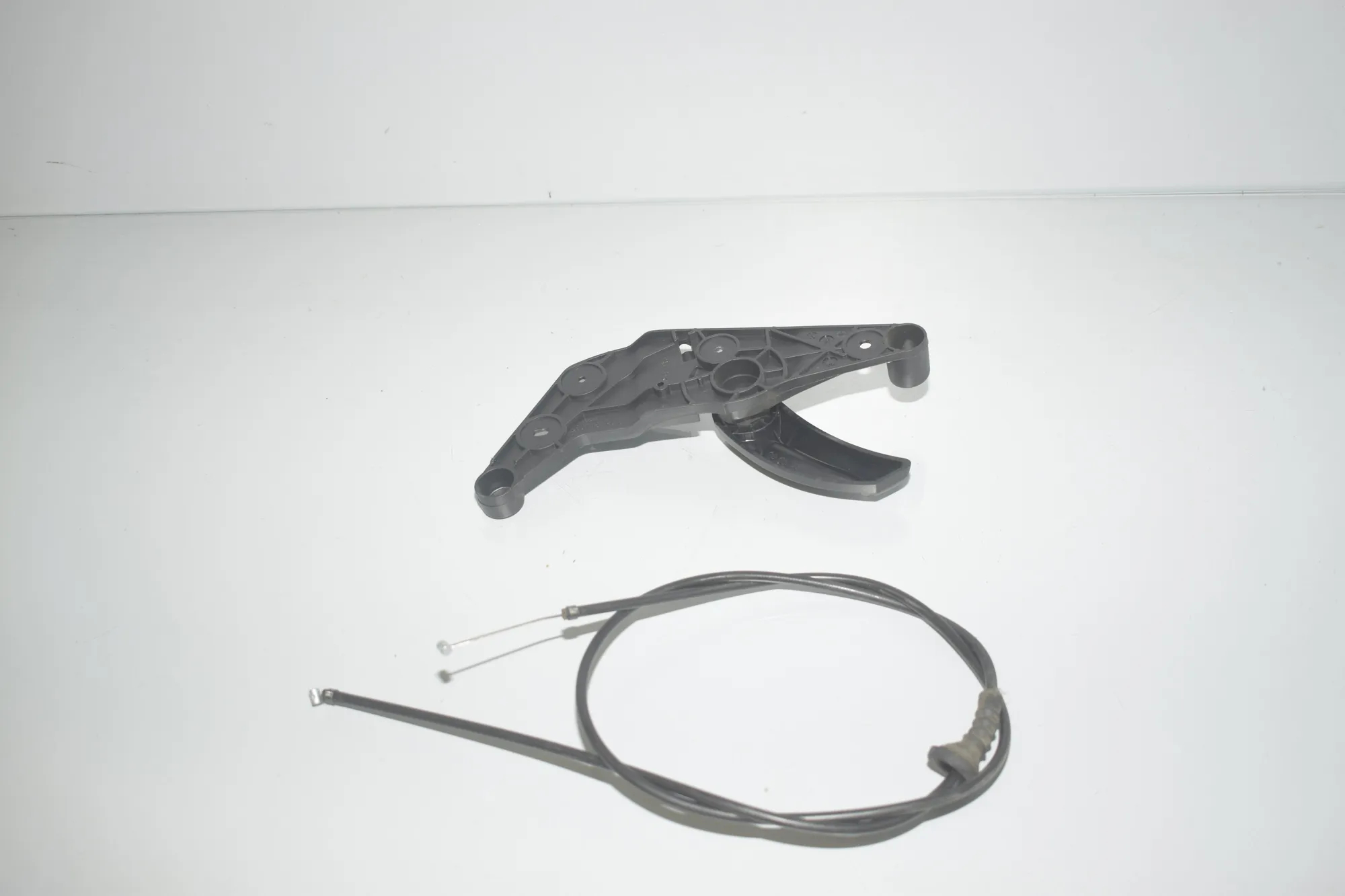 Bonnet Release Handle – OEM 9114002 · BMW 5 Touring (F11) 530 d xDrive 2013 – 4