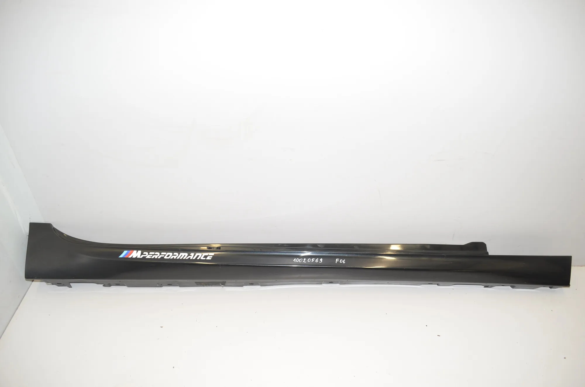 Right Side Plastic Sideskirt Cover – OEM 8052654 · BMW 6 Gran Coupe (F06) 650 i xDrive 2013