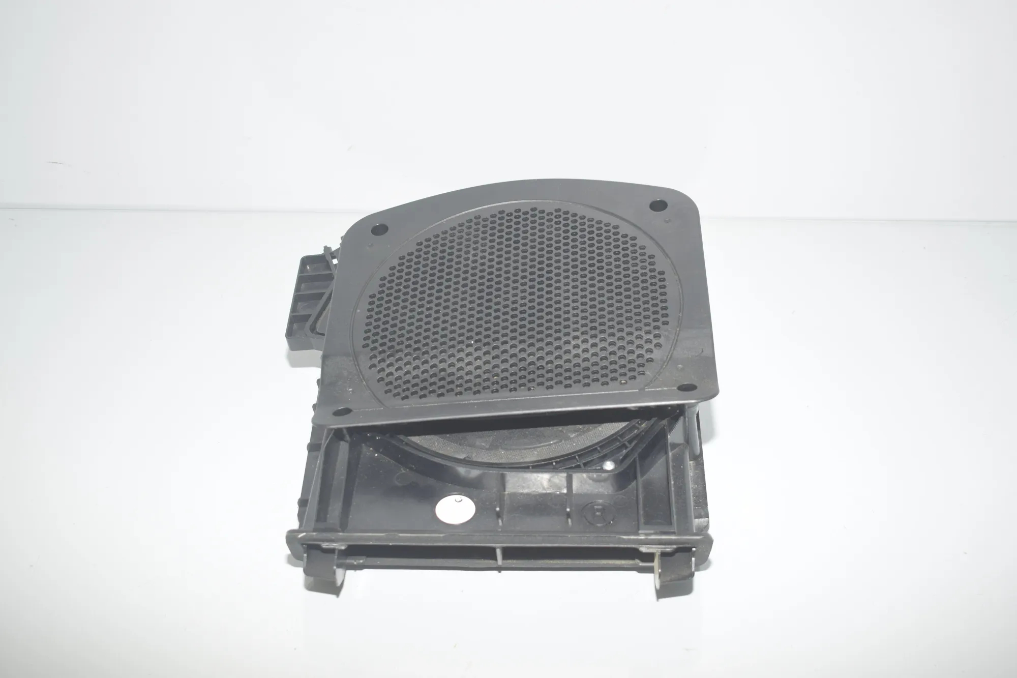 Right Side Floor Subwoofer – OEM 9195200 · BMW 5 Touring (F11) 530 d xDrive 2013