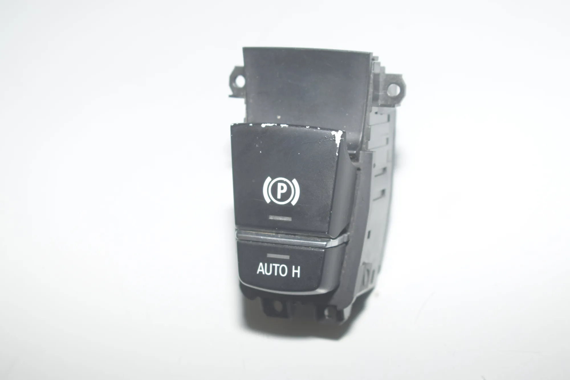 Handbrake Button – OEM 9217594 · BMW 5 Touring (F11) 530 d xDrive 2013 – 2