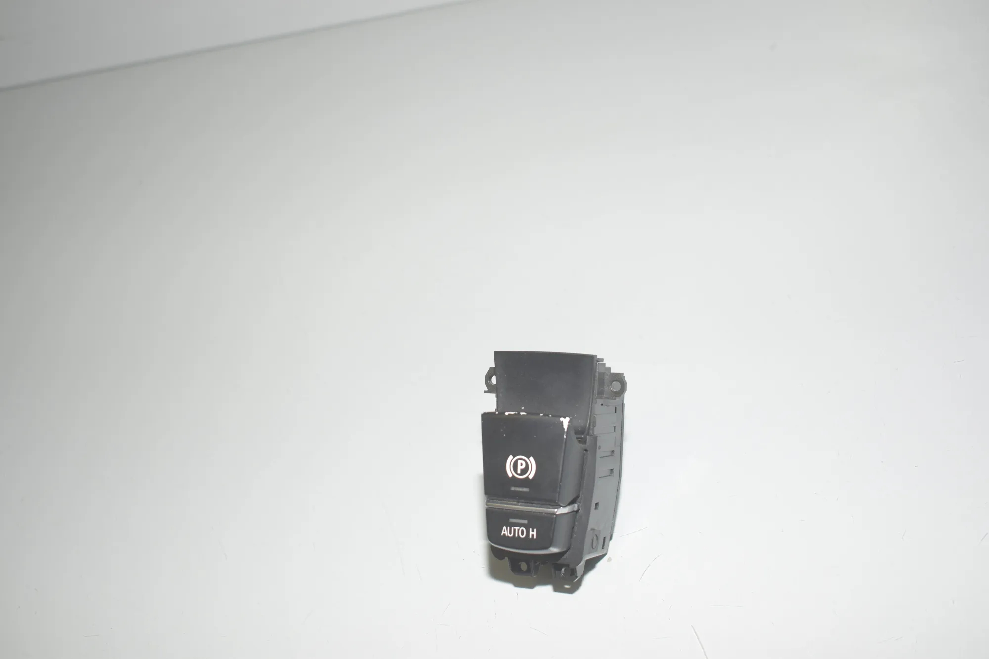 Handbrake Button – OEM 9217594 · BMW 5 Touring (F11) 530 d xDrive 2013 – 3