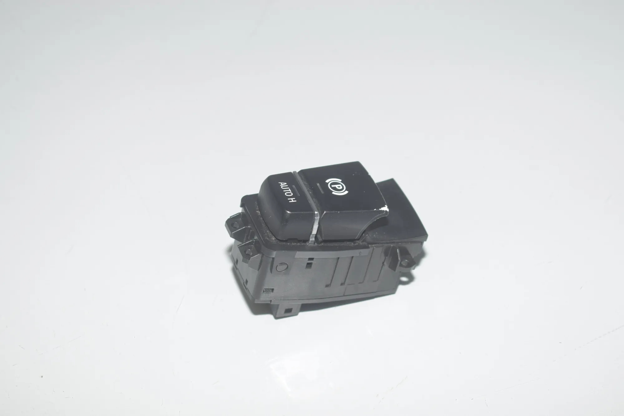 Handbrake Button – OEM 9217594 · BMW 5 Touring (F11) 530 d xDrive 2013 – 5