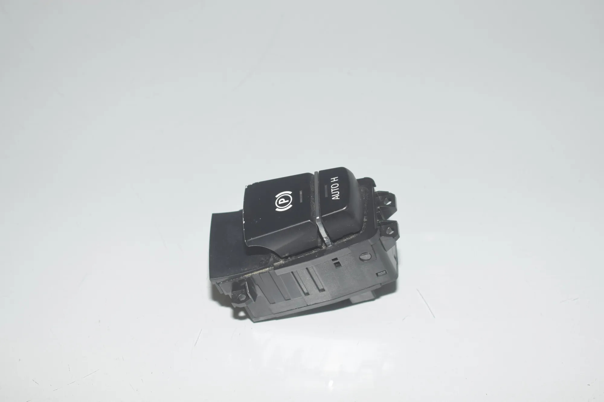 Handbrake Button – OEM 9217594 · BMW 5 Touring (F11) 530 d xDrive 2013 – 4