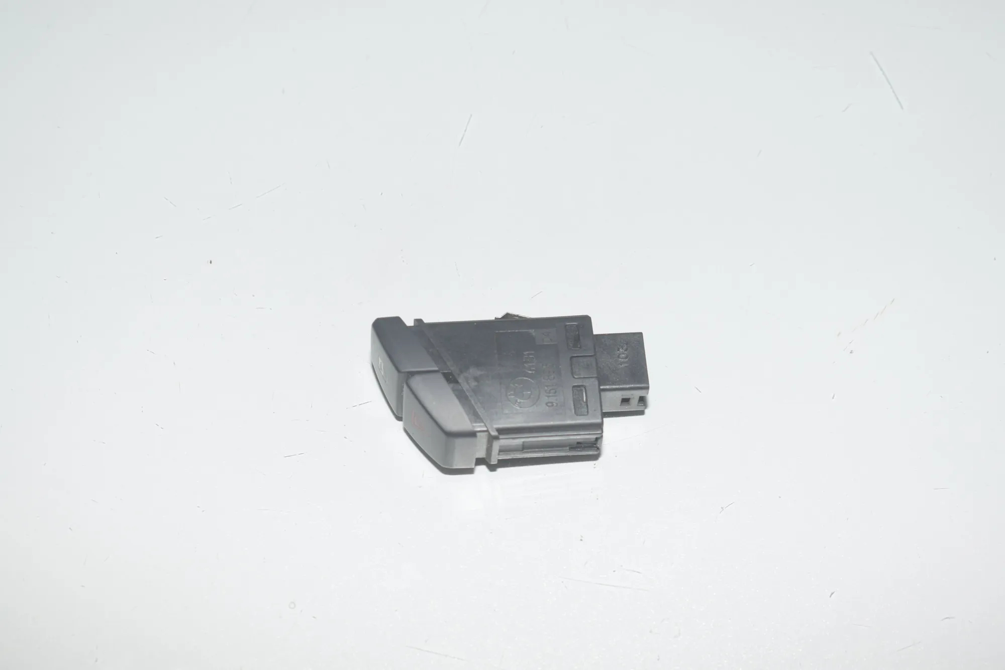 Hazard Button – OEM 9161896 · BMW 5 Touring (F11) 530 d xDrive 2013 – 4