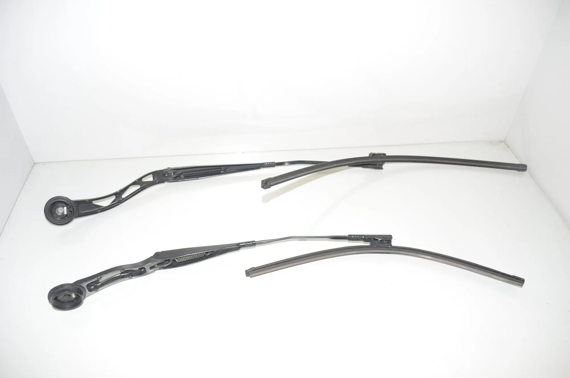 Front Wiper Arms – OEM 7322164 · BMW i3 (I01) Hybrid 2018 – 3