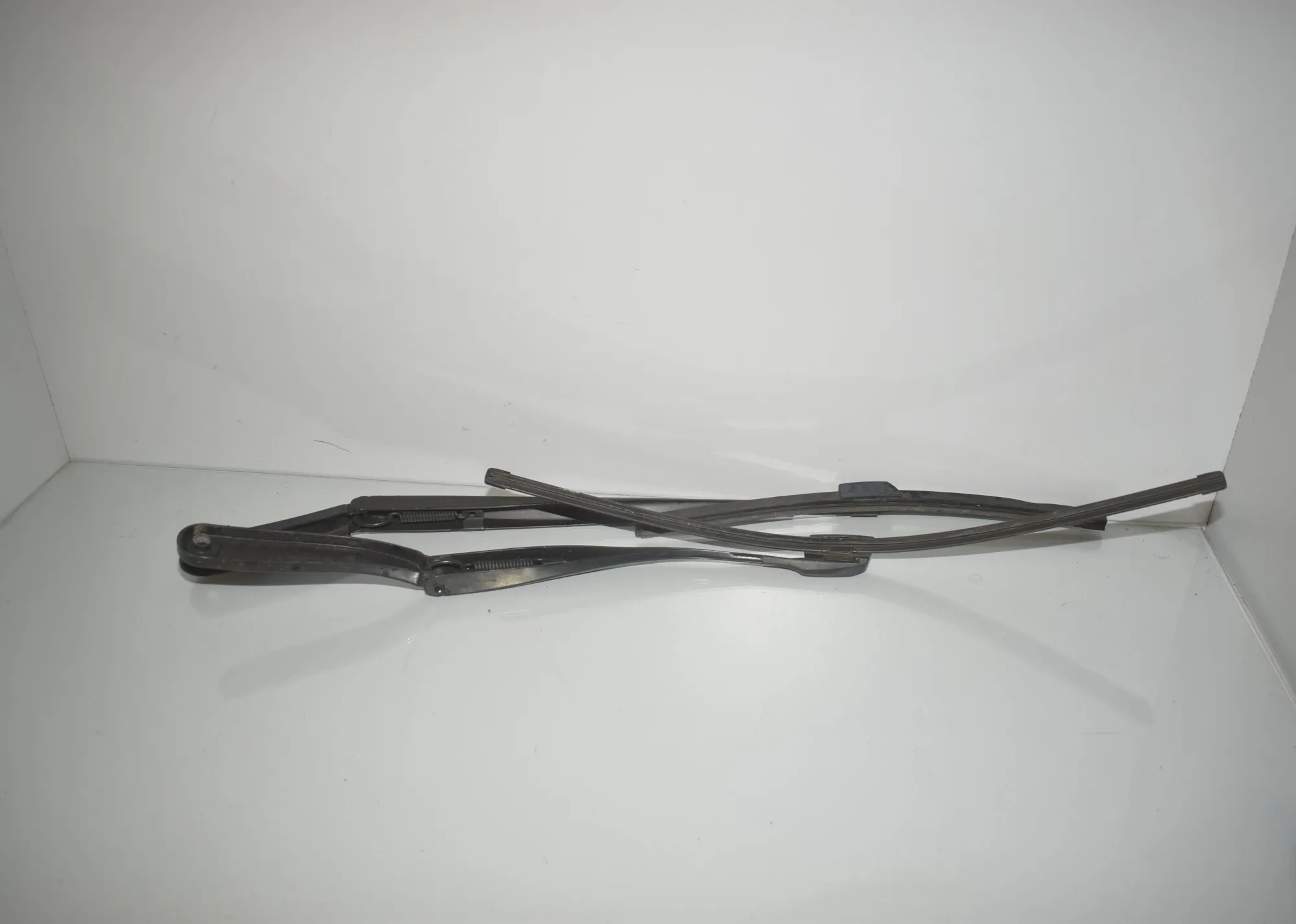 Front Wiper Arms – OEM 7203156 · BMW 5 Touring (F11) 530 d xDrive 2011 – 2