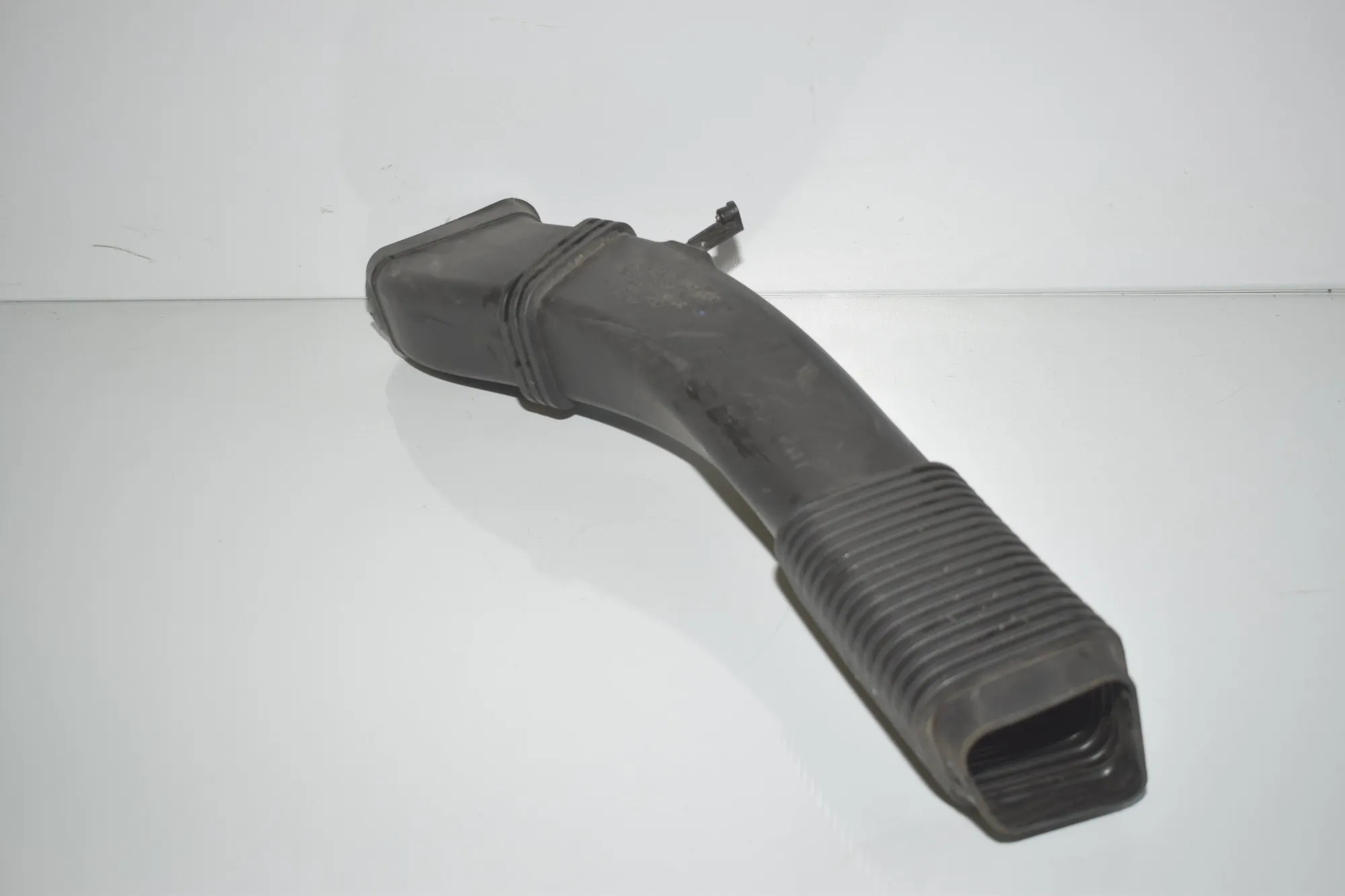 Air Intake Tube – OEM 7823212 · BMW 5 Touring (F11) 530 d xDrive 2011 – 2