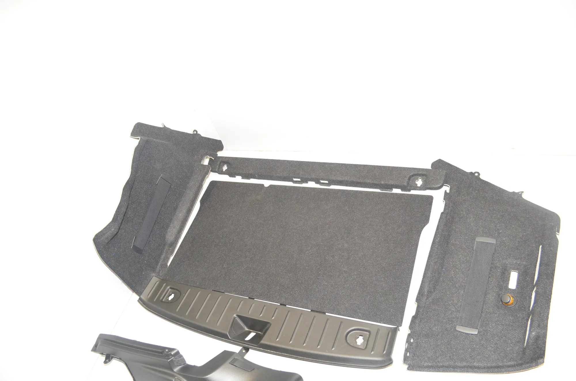 Trunk Trim Kit – OEM 7291359 · BMW i3 (I01) Hybrid 2018 – 2
