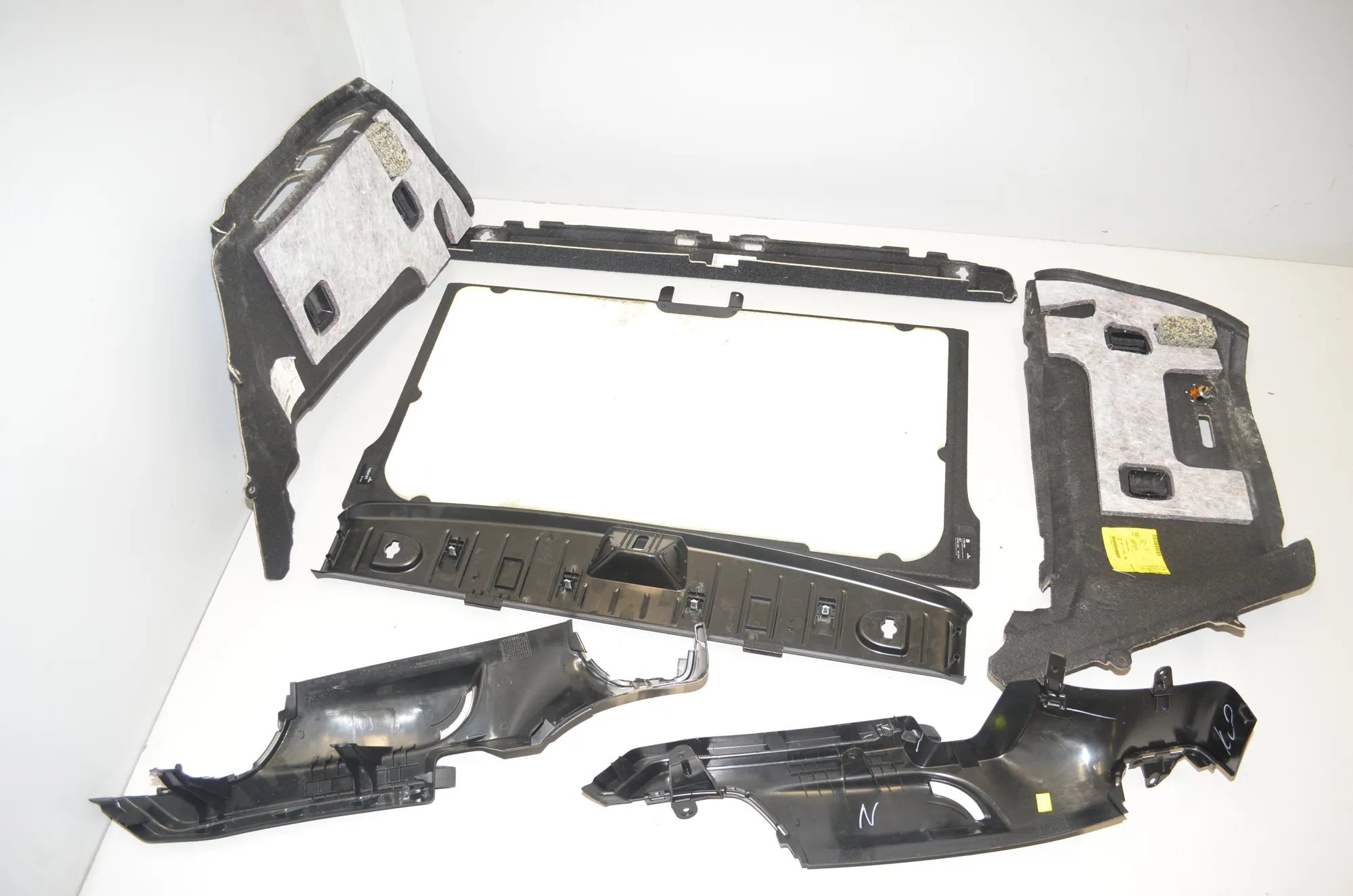 Trunk Trim Kit – OEM 7291359 · BMW i3 (I01) Hybrid 2018 – 4
