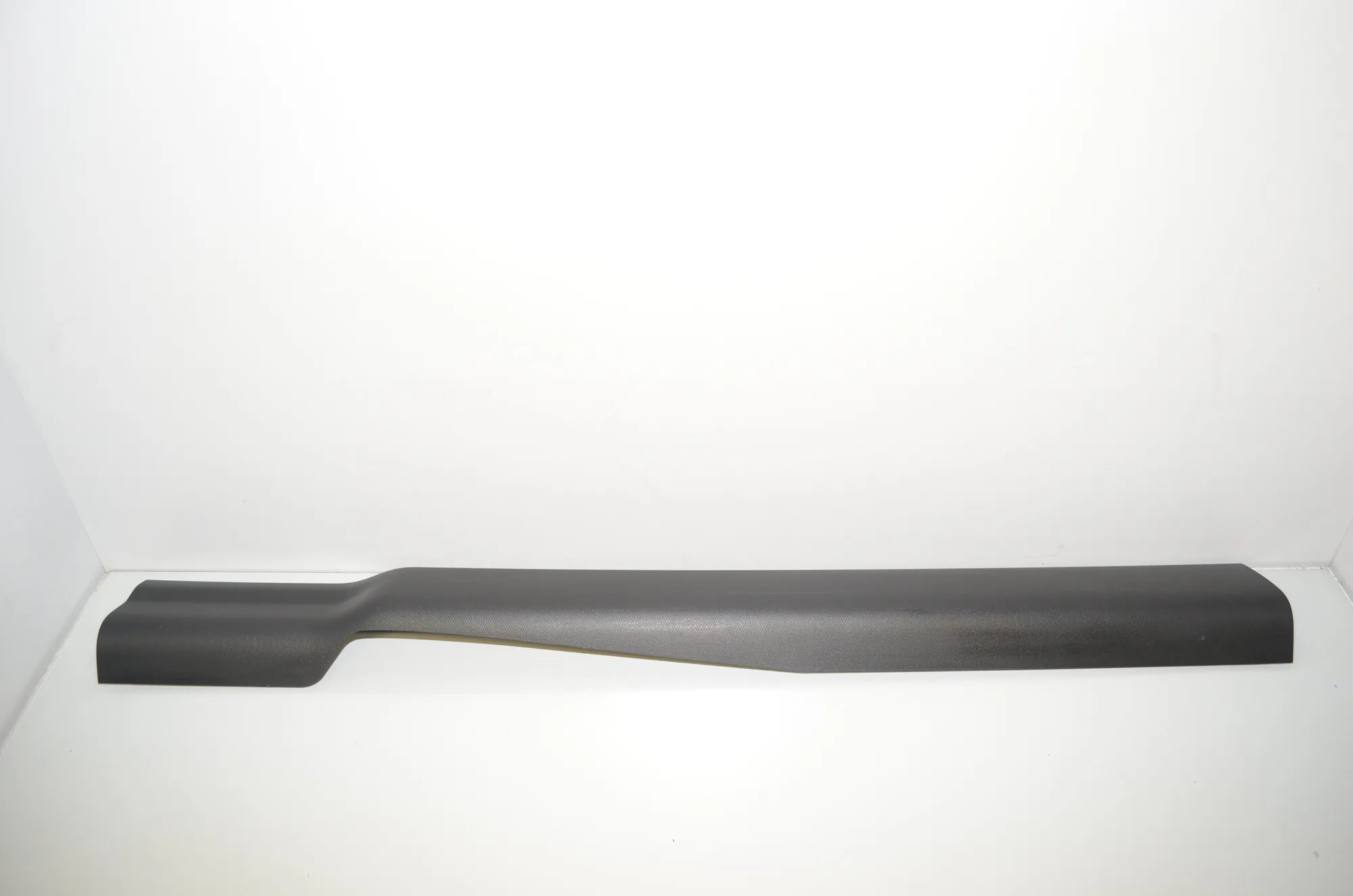 Front Right Interior Step Trim – OEM 7272380 · BMW i3 (I01) Hybrid 2018 – 2