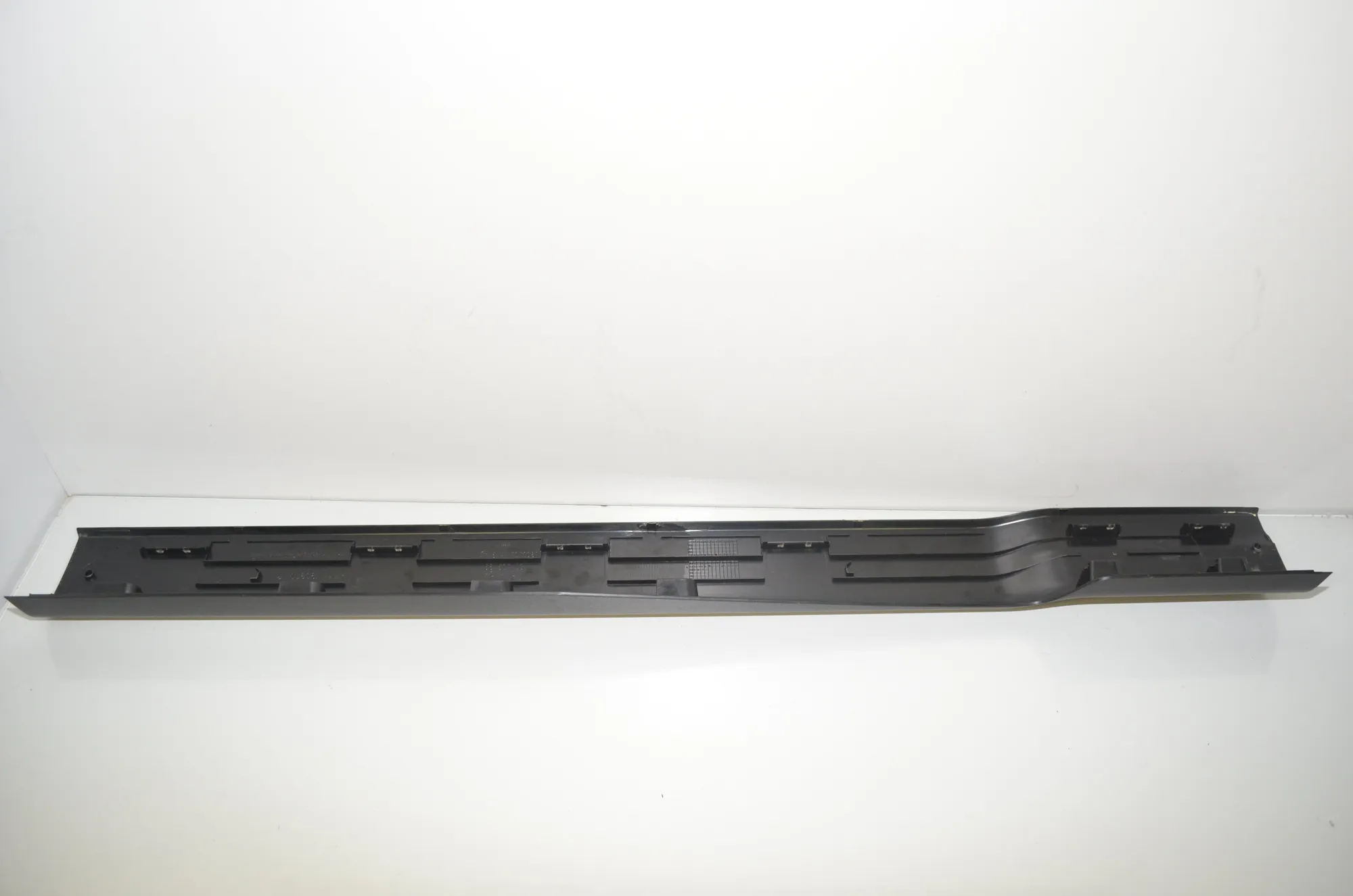 Front Right Interior Step Trim – OEM 7272380 · BMW i3 (I01) Hybrid 2018 – 4