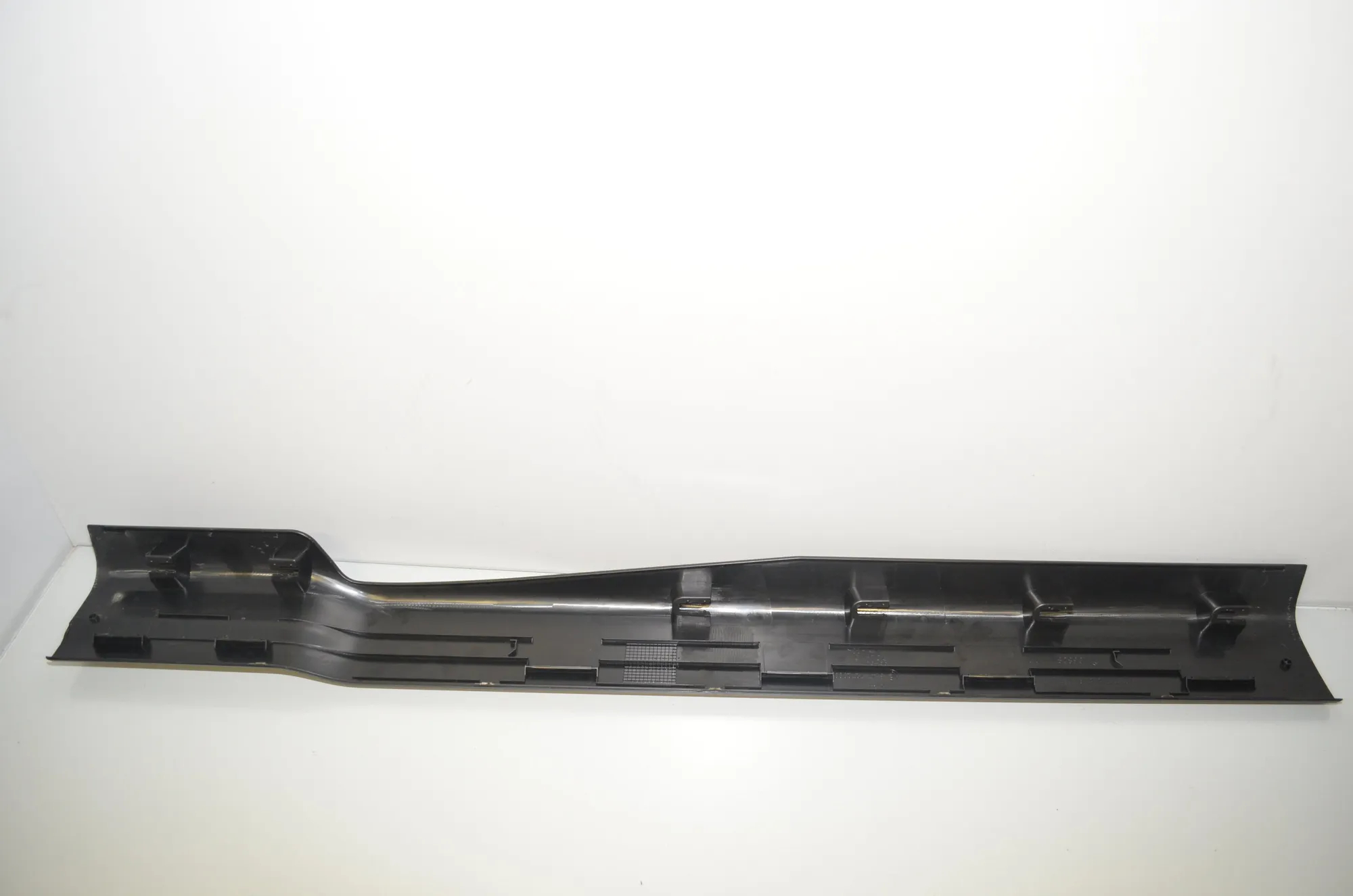 Front Right Interior Step Trim – OEM 7272380 · BMW i3 (I01) Hybrid 2018 – 3