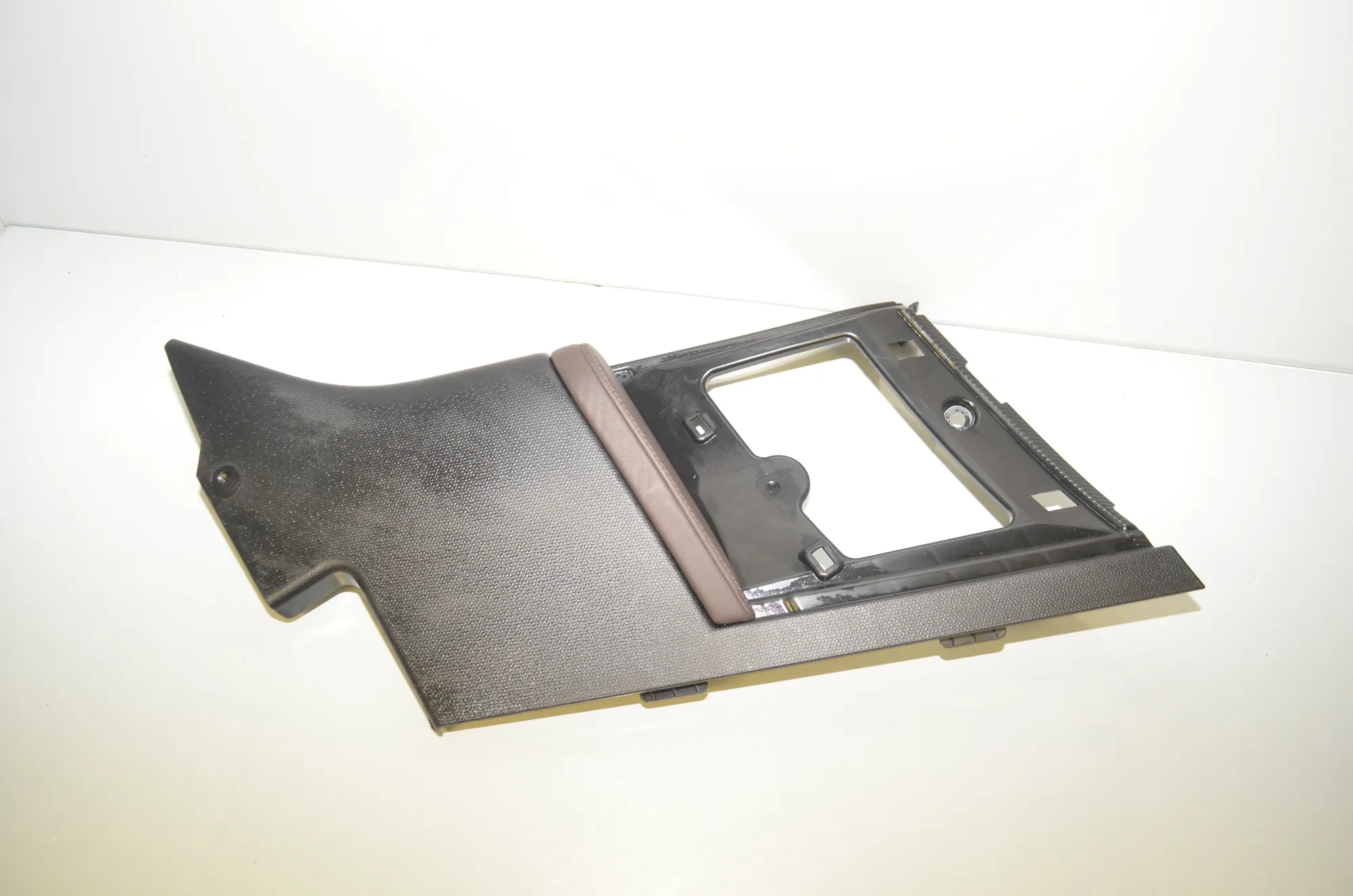 Right Side Pillar Trim – OEM 7272428 · BMW i3 (I01) Hybrid 2018 – 2
