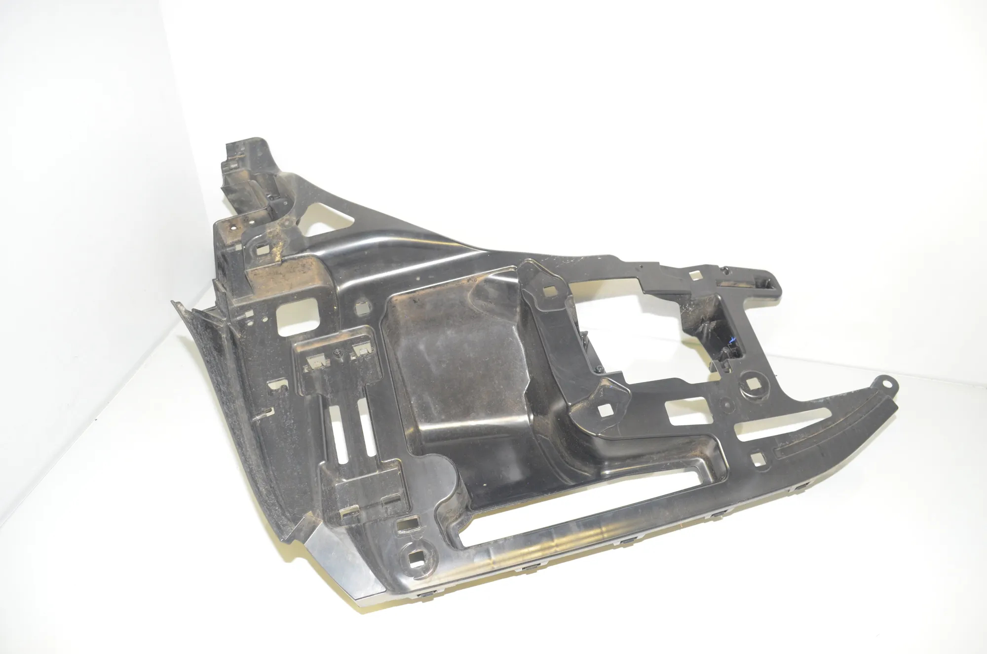 Rear Right Bumper Bracket – OEM 7296754 · BMW i3 (I01) Hybrid 2018 – 2