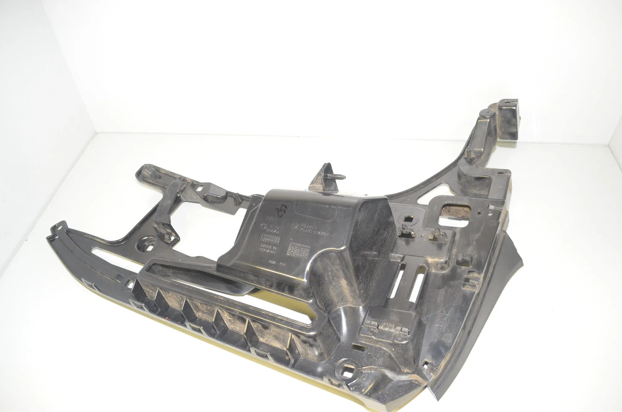 Rear Right Bumper Bracket – OEM 7296754 · BMW i3 (I01) Hybrid 2018 – 4