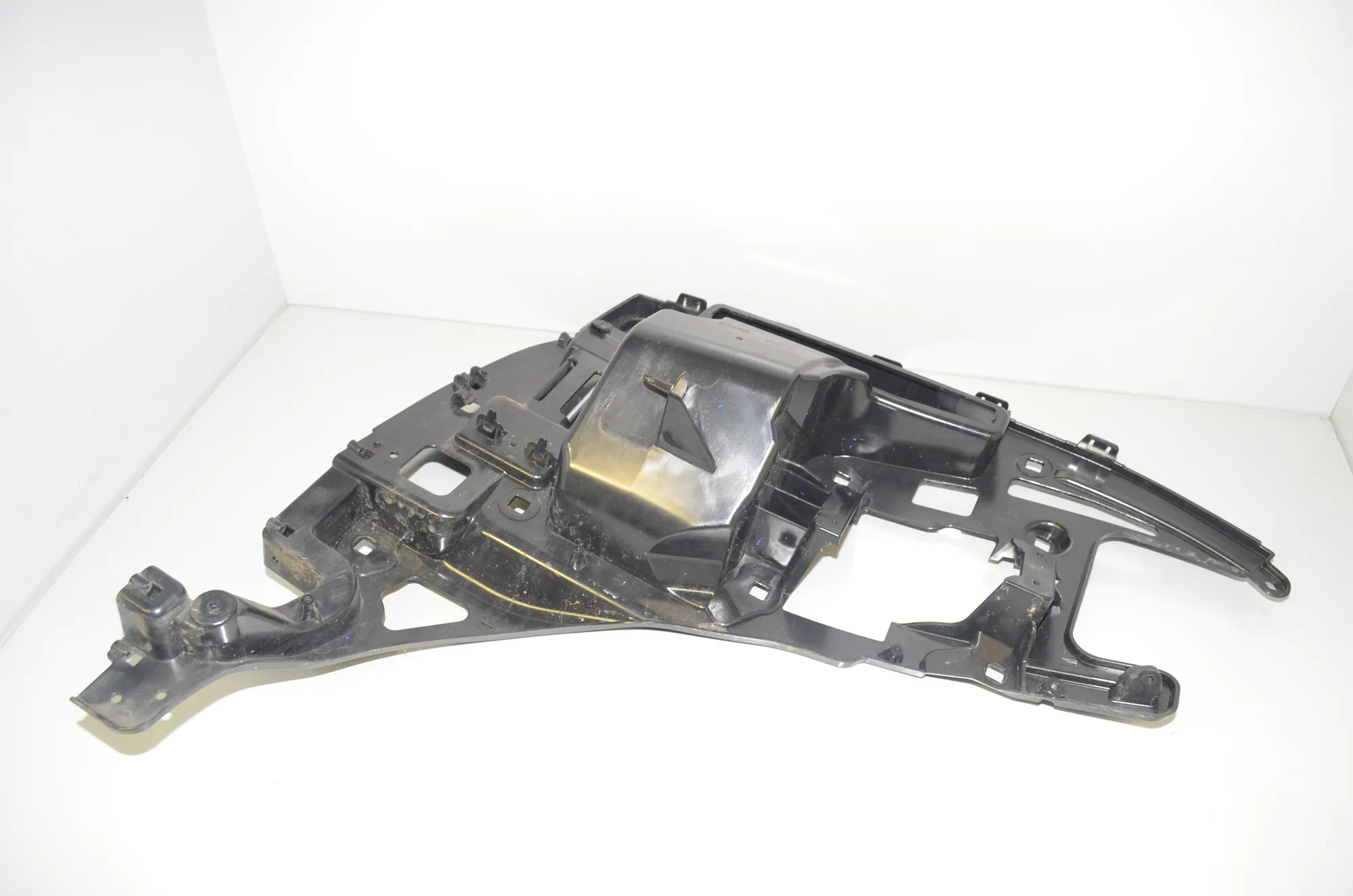 Rear Right Bumper Bracket – OEM 7296754 · BMW i3 (I01) Hybrid 2018 – 3