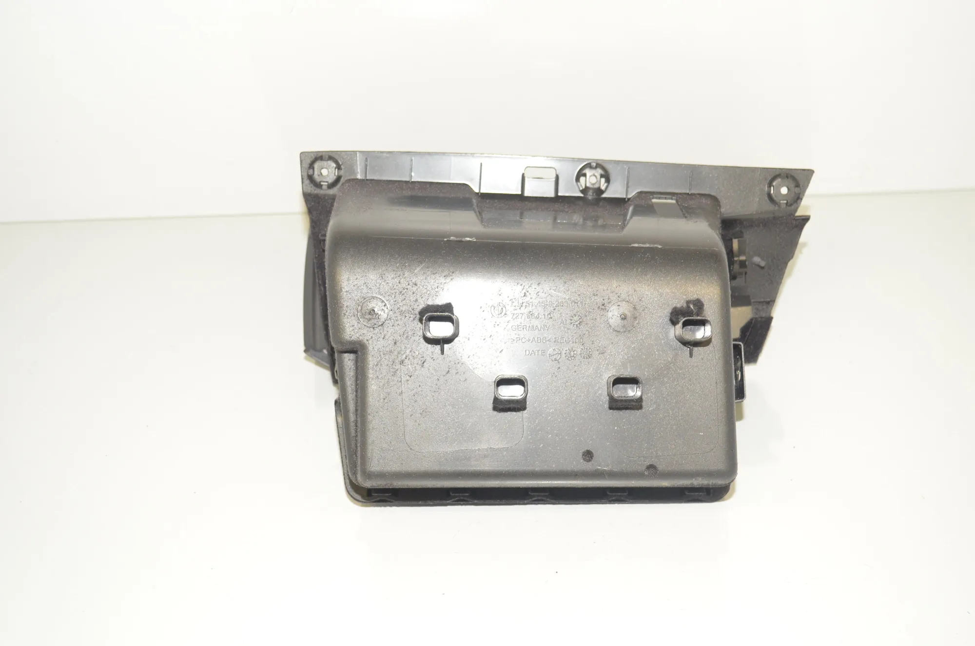 Glove Compartment – OEM 9283011 · BMW i3 (I01) Hybrid 2018 – 3