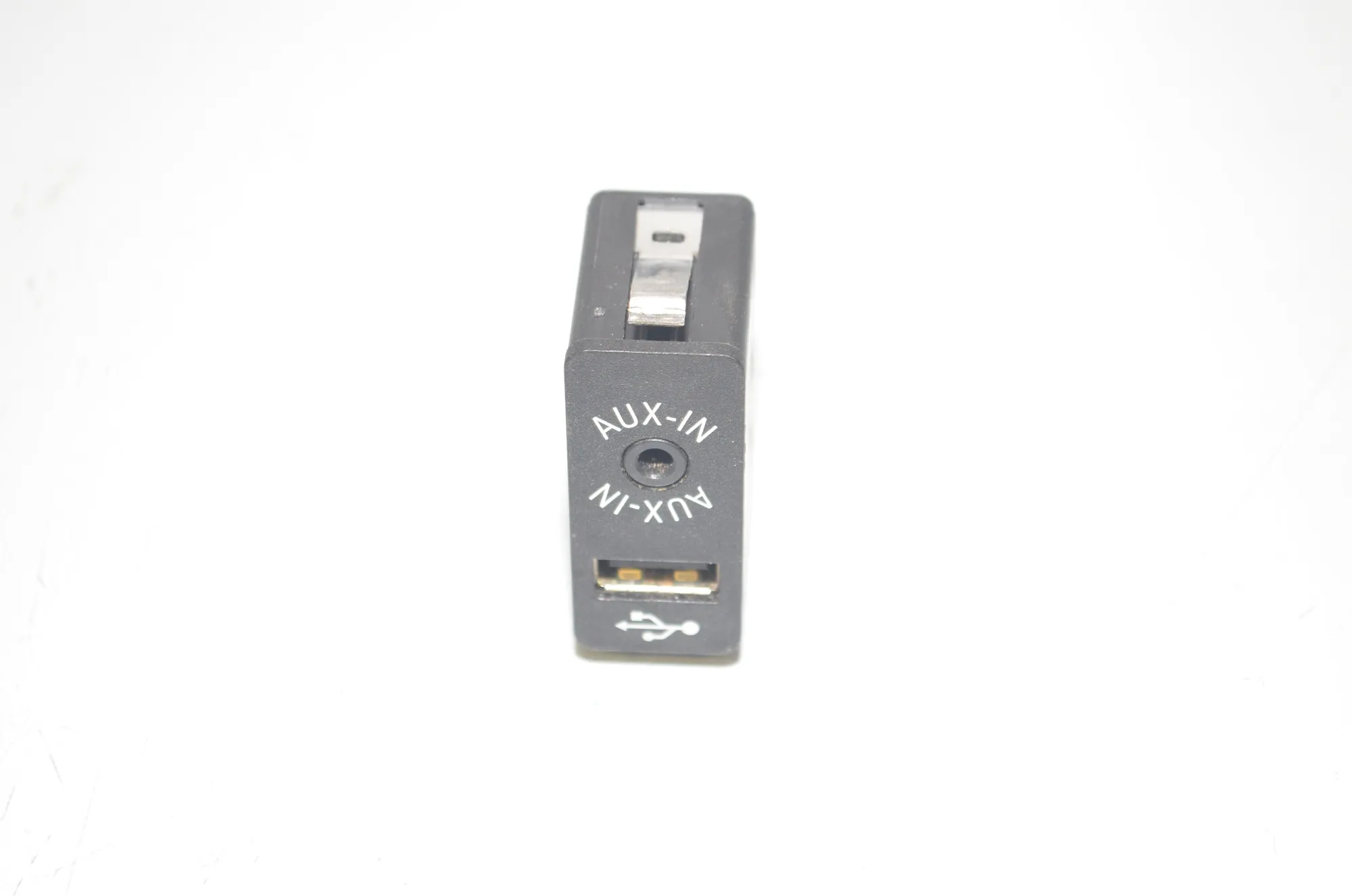 USB/AUX-In Socket Port – OEM 9266607 · BMW i3 (I01) Hybrid 2018