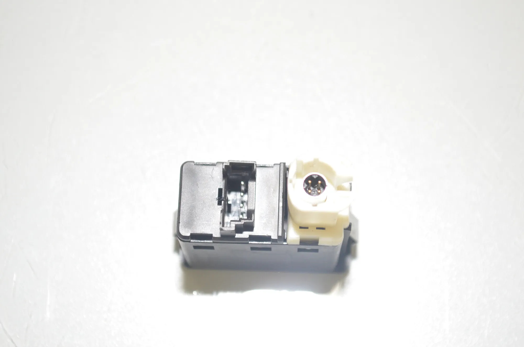 USB/AUX-In Socket Port – OEM 9266607 · BMW i3 (I01) Hybrid 2018 – 3