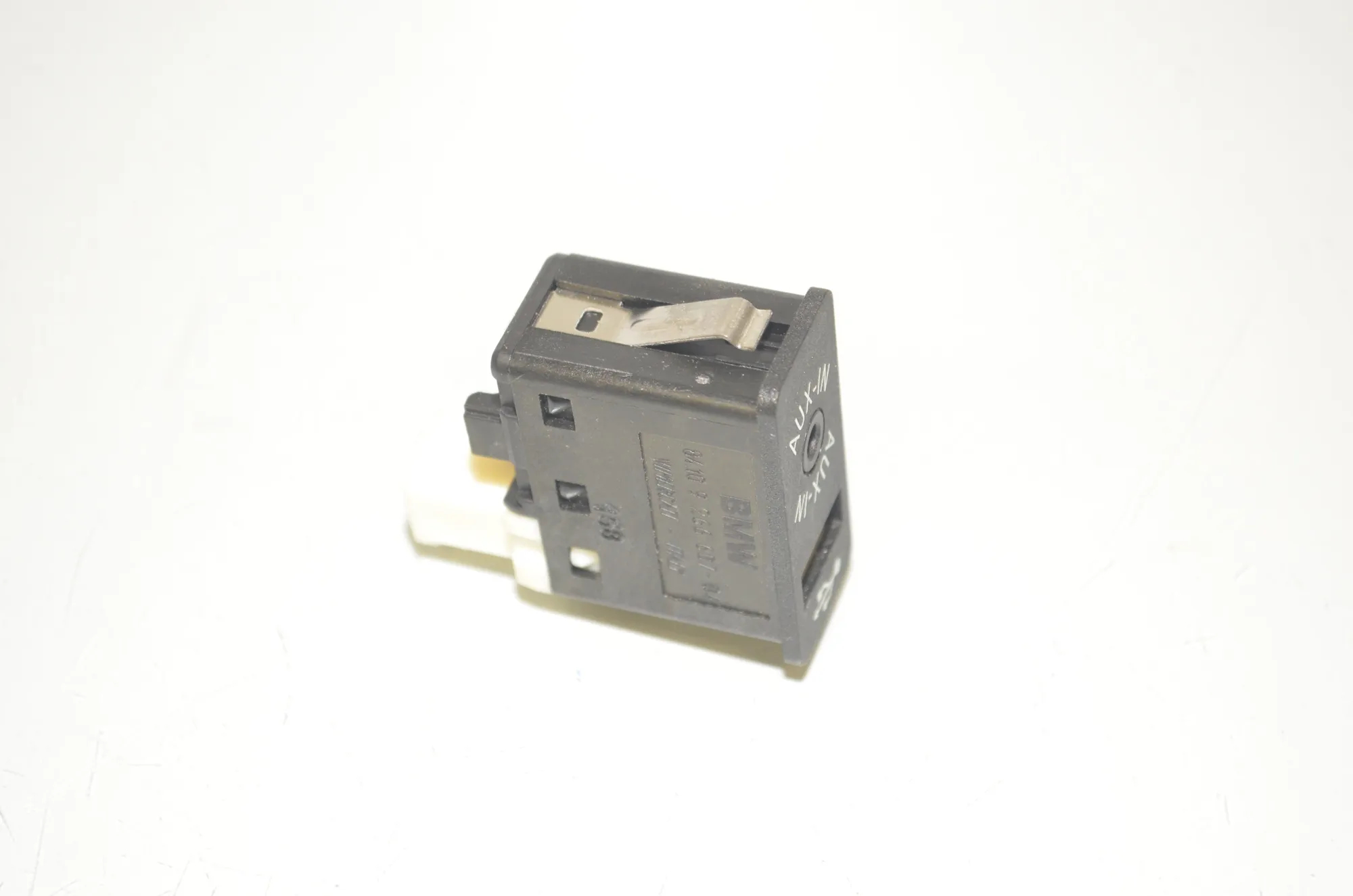 USB/AUX-In Socket Port – OEM 9266607 · BMW i3 (I01) Hybrid 2018 – 2