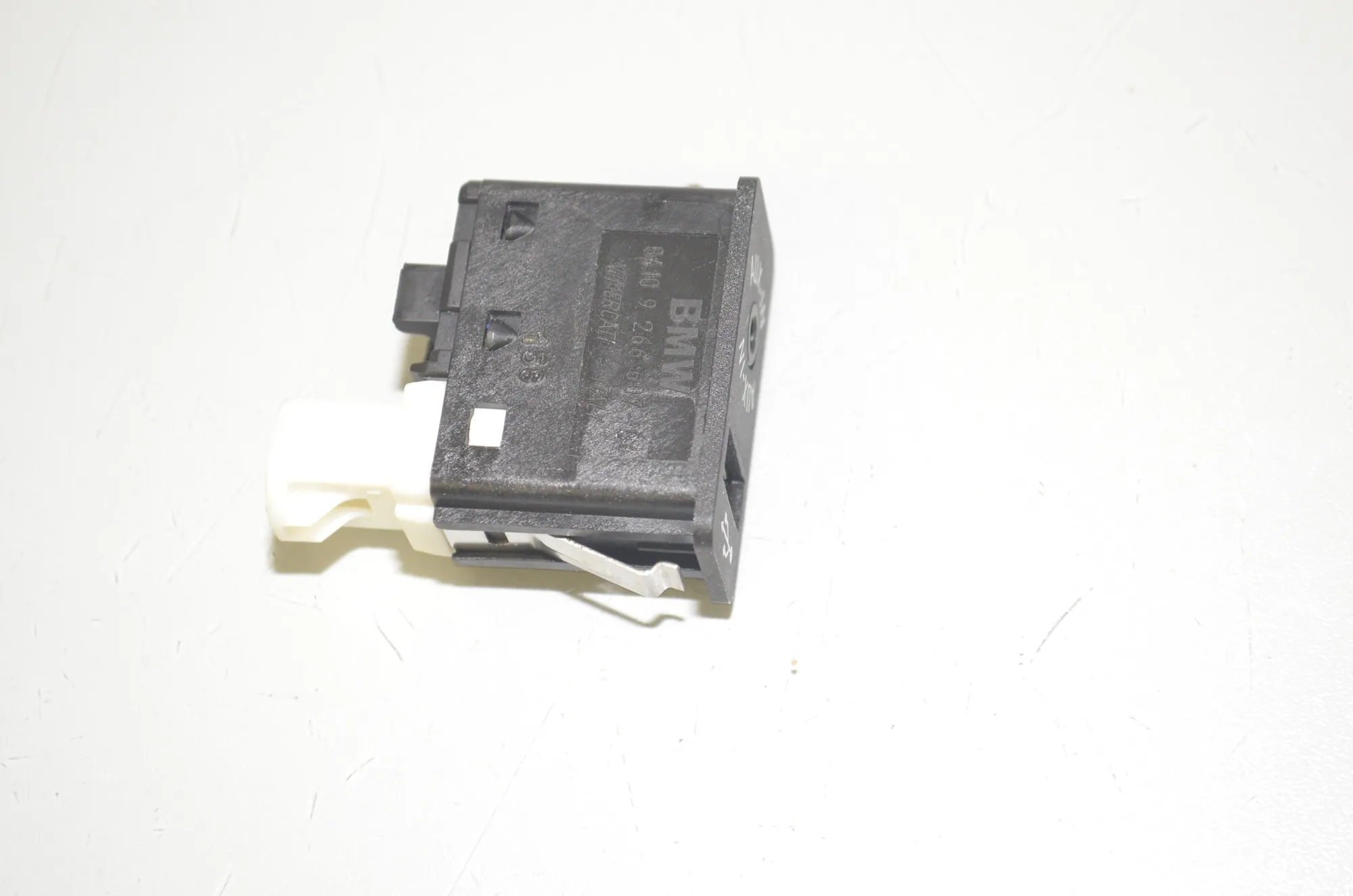 USB/AUX-In Socket Port – OEM 9266607 · BMW i3 (I01) Hybrid 2018 – 4
