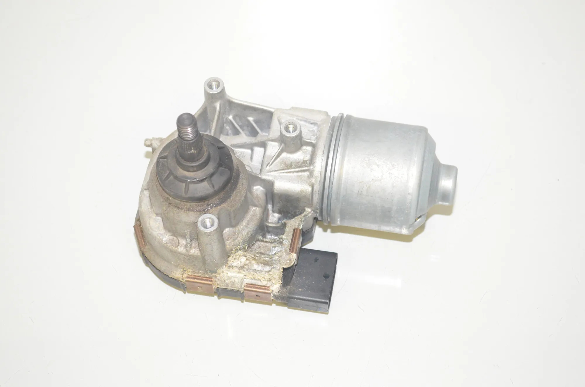 Front Windshield Wiper Mechanism Motor – OEM 7359450 · BMW i3 (I01) Hybrid 2018 – 2