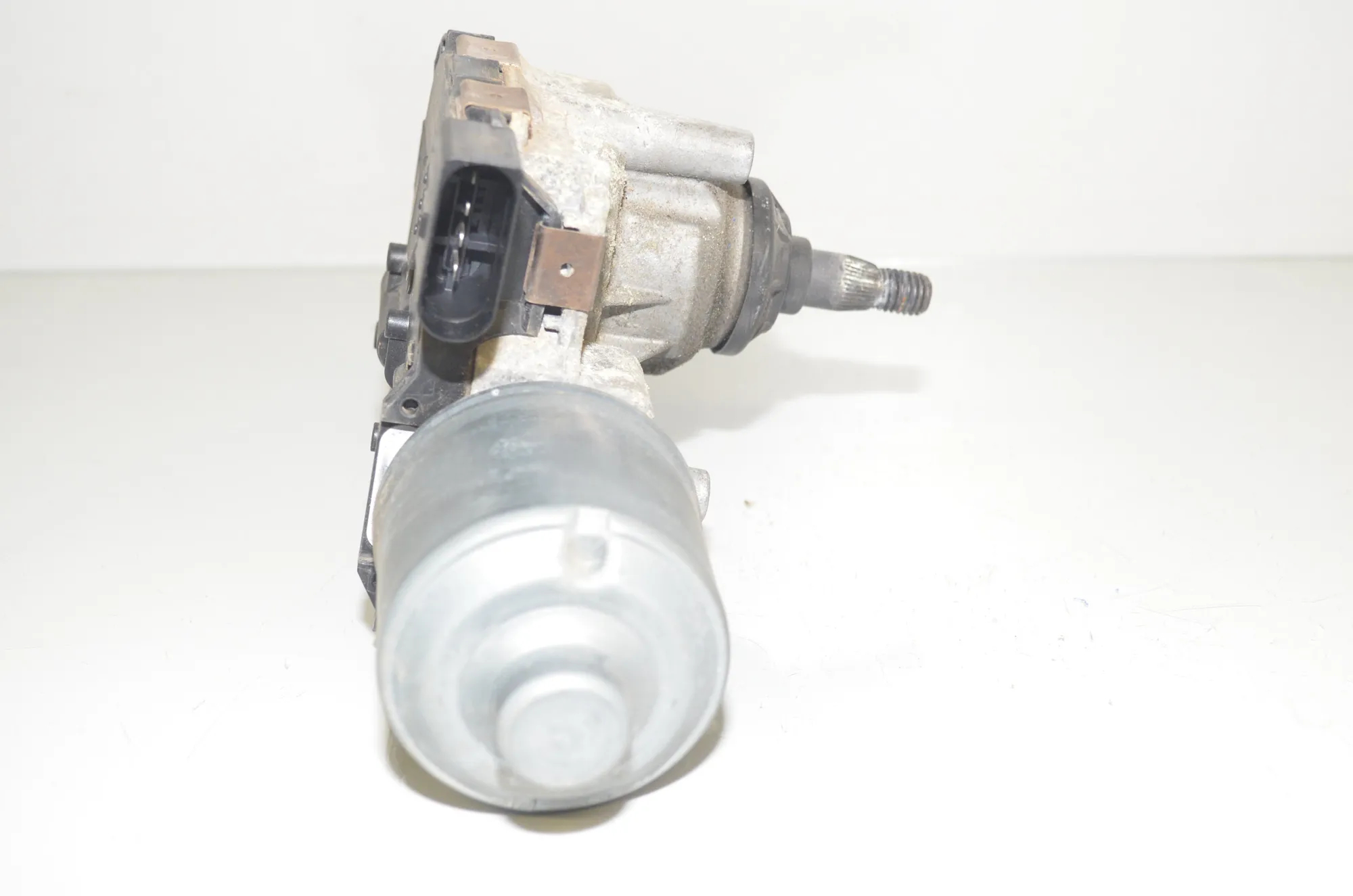 Front Windshield Wiper Mechanism Motor – OEM 7359449 · BMW i3 (I01) Hybrid 2018 – 4