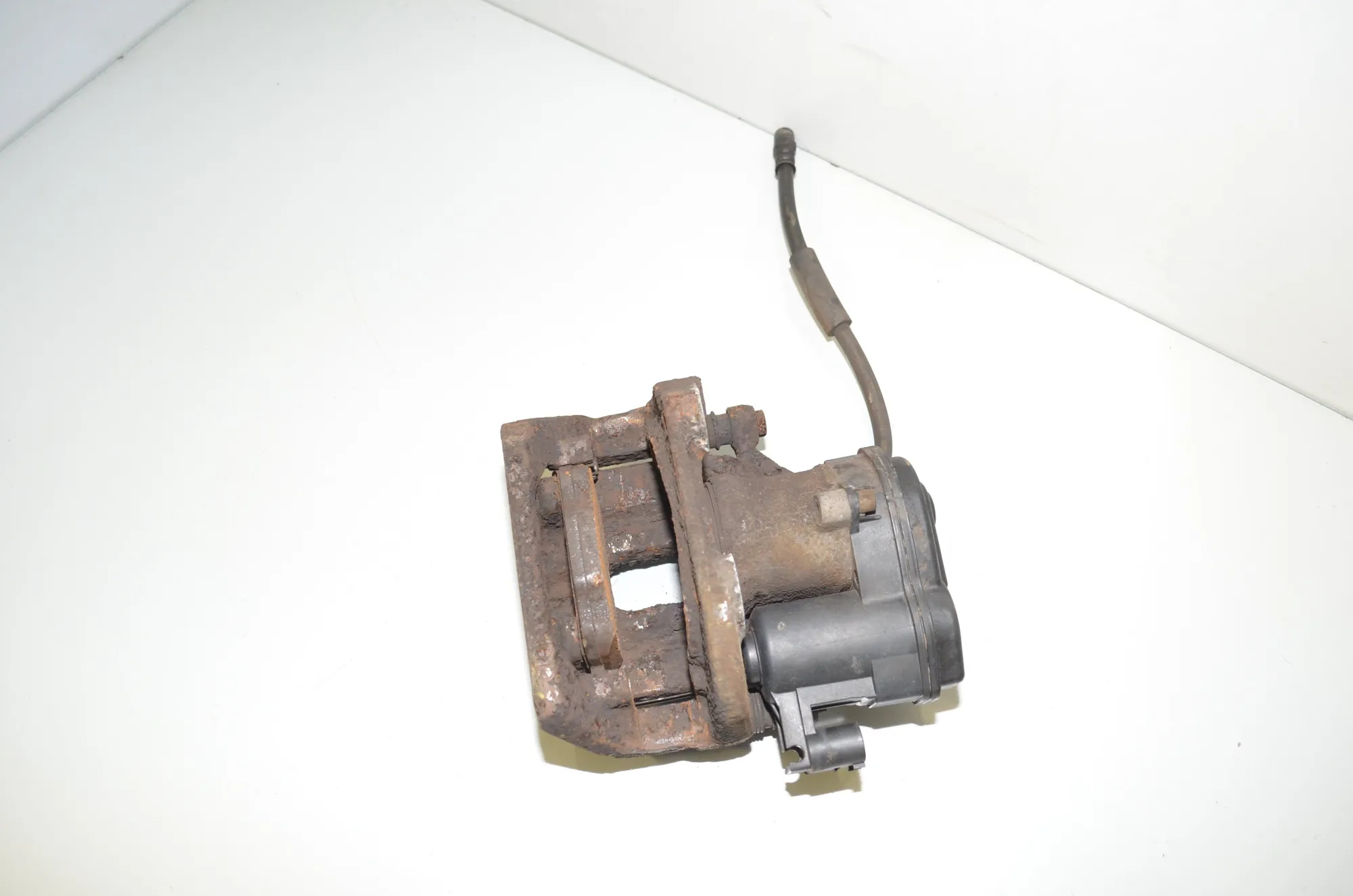 Rear Left Brake Caliper – OEM 34216793047 · BMW 5 Touring (F11) 530 d xDrive 2011 – 5