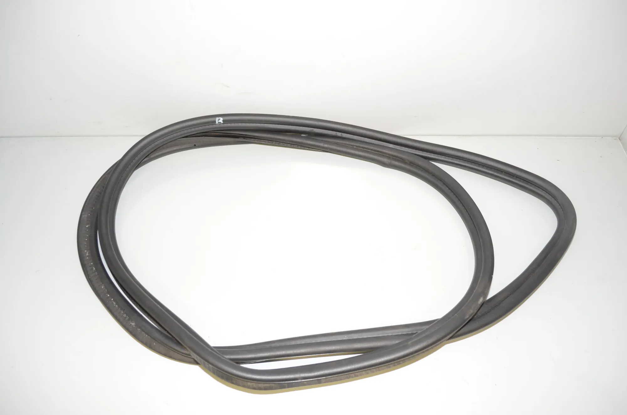 Tailgate Rubber Seal – OEM 7357103 · BMW 7 (G11, G12) 730 d, Ld 2016
