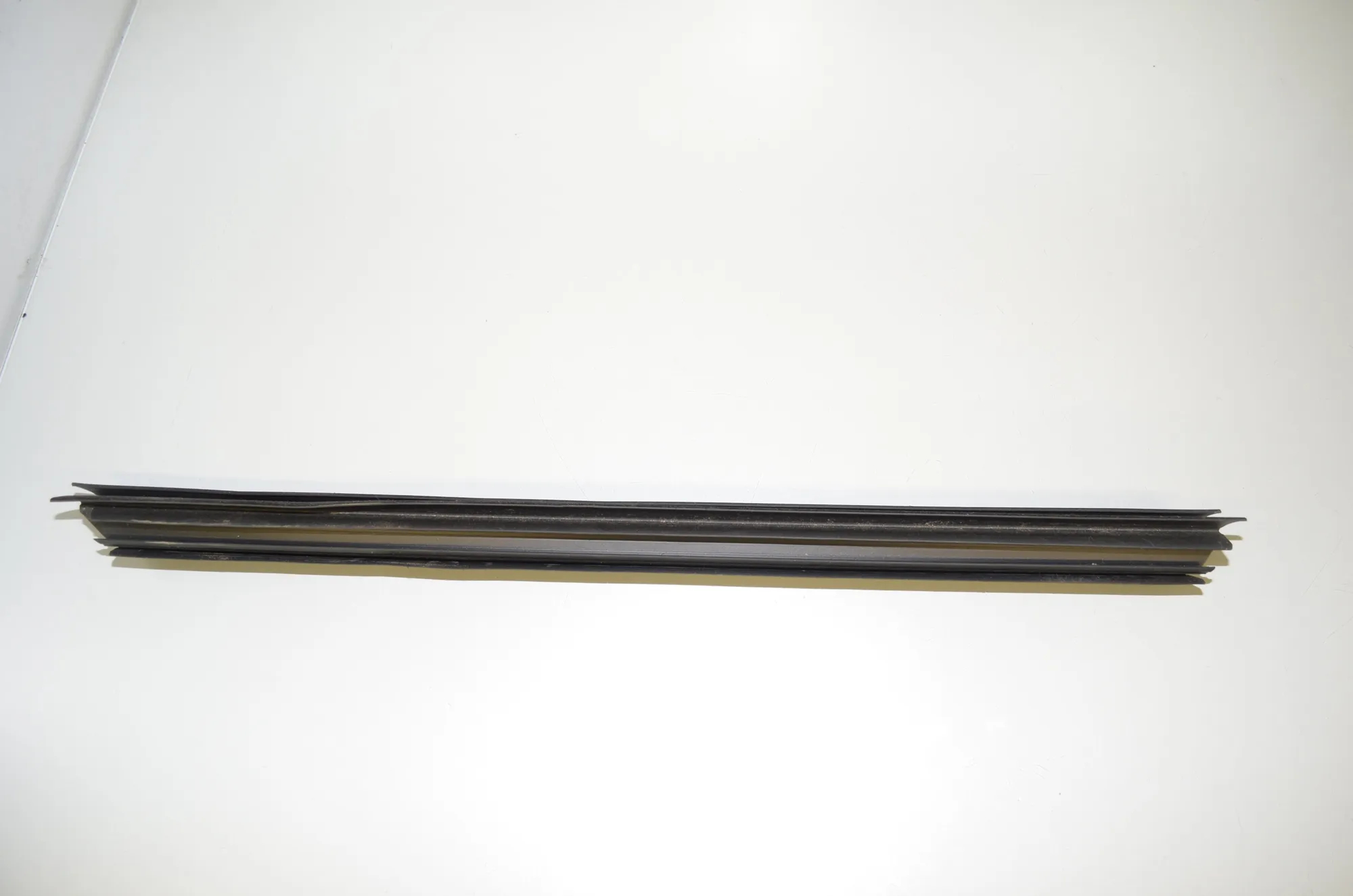 Rear Right Door Window Strip – OEM 7355524 · BMW 7 (G11, G12) 730 d, Ld 2016 – 3
