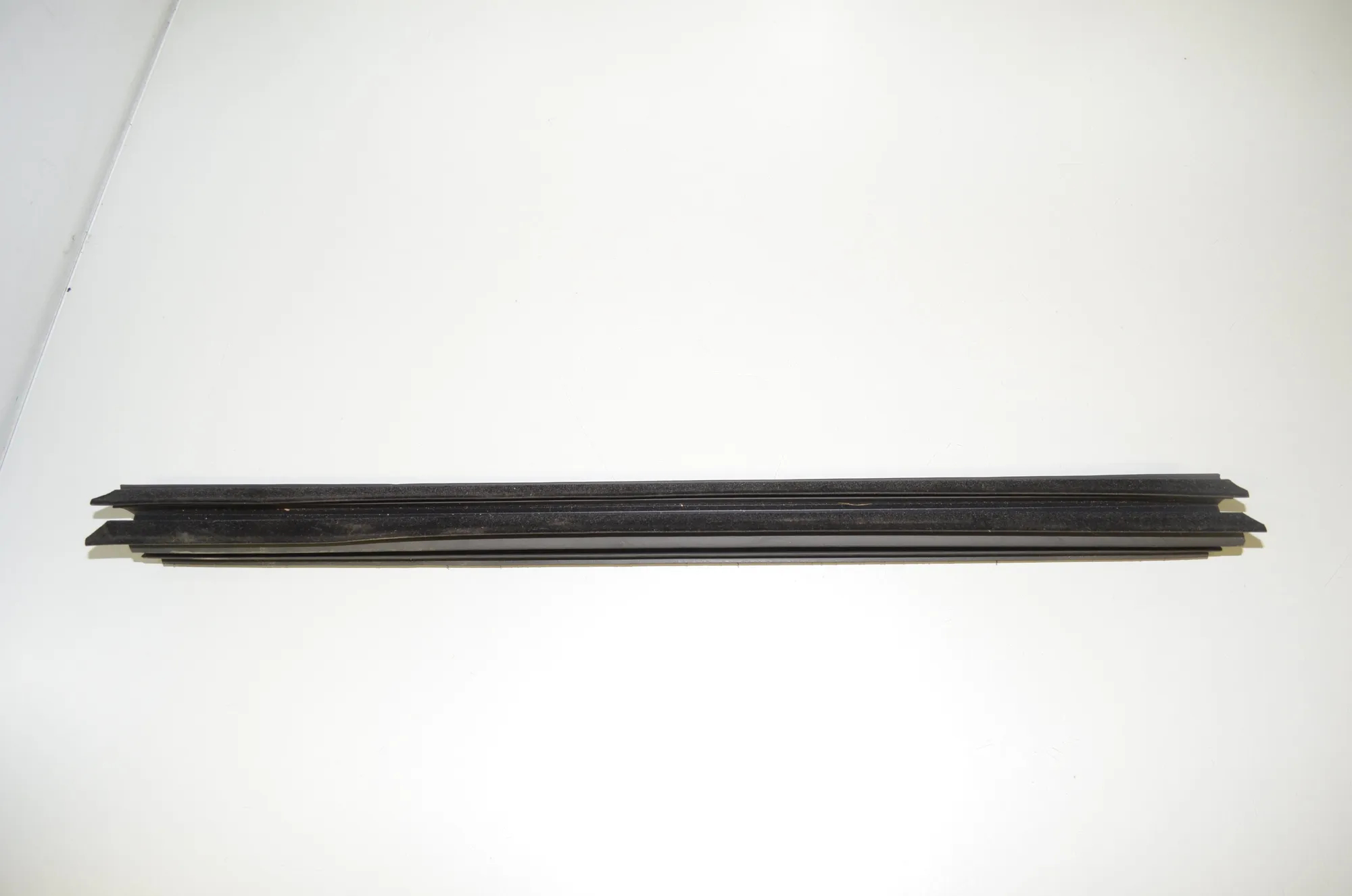 Rear Right Door Window Strip – OEM 7355524 · BMW 7 (G11, G12) 730 d, Ld 2016 – 2