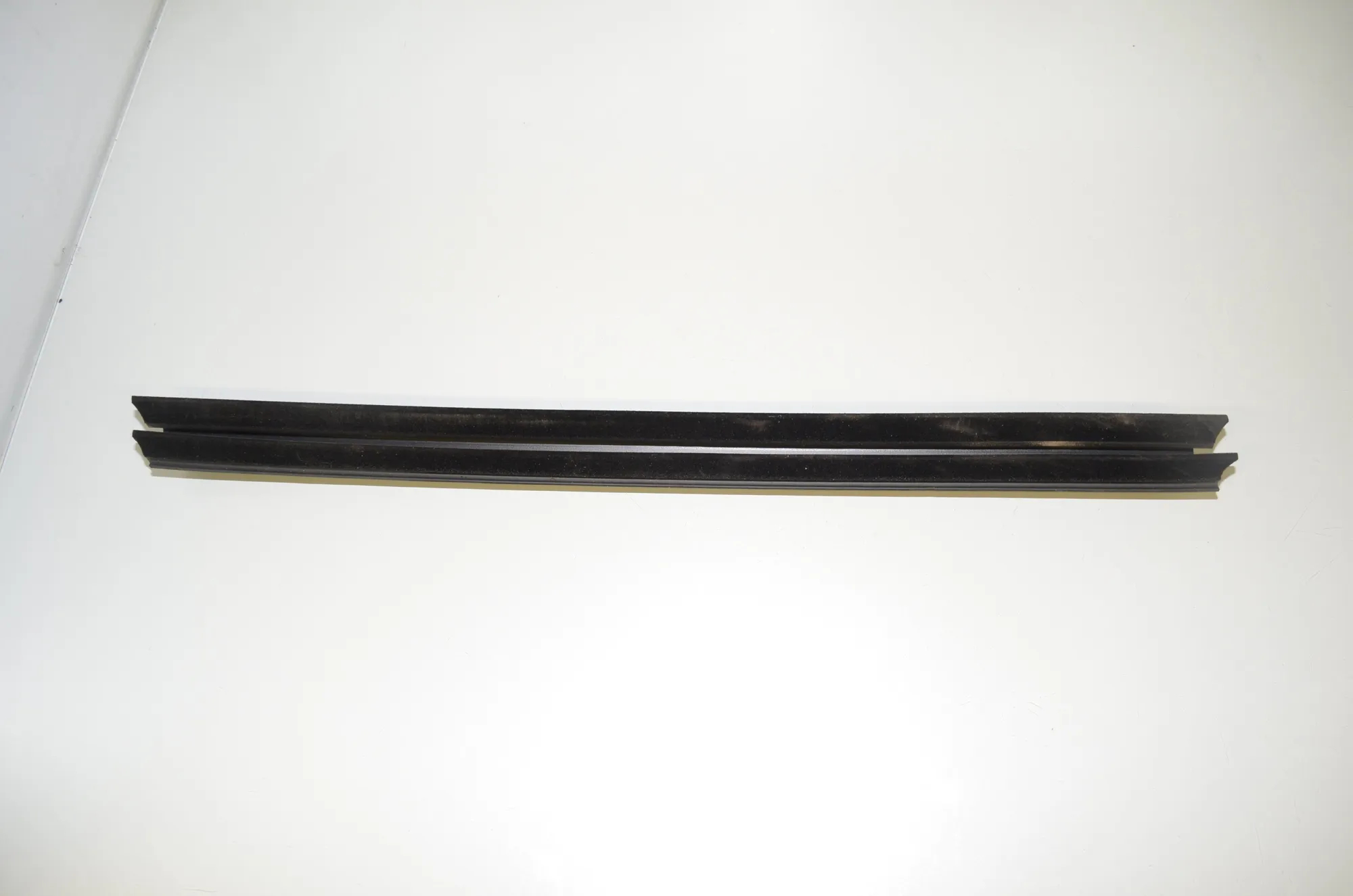 Rear Right Door Window Strip – OEM 7355524 · BMW 7 (G11, G12) 730 d, Ld 2016