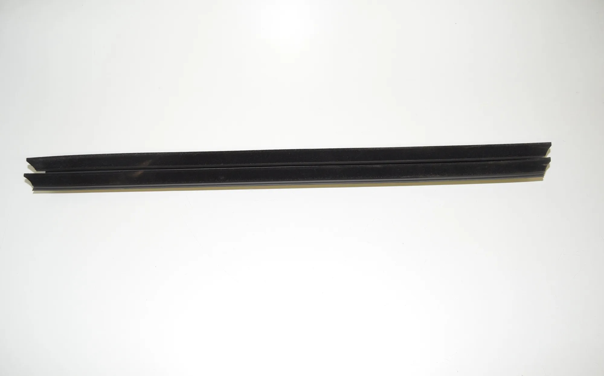 Rear Left Door Window Strip – OEM 7355523 · BMW 7 (G11, G12) 730 d, Ld 2016