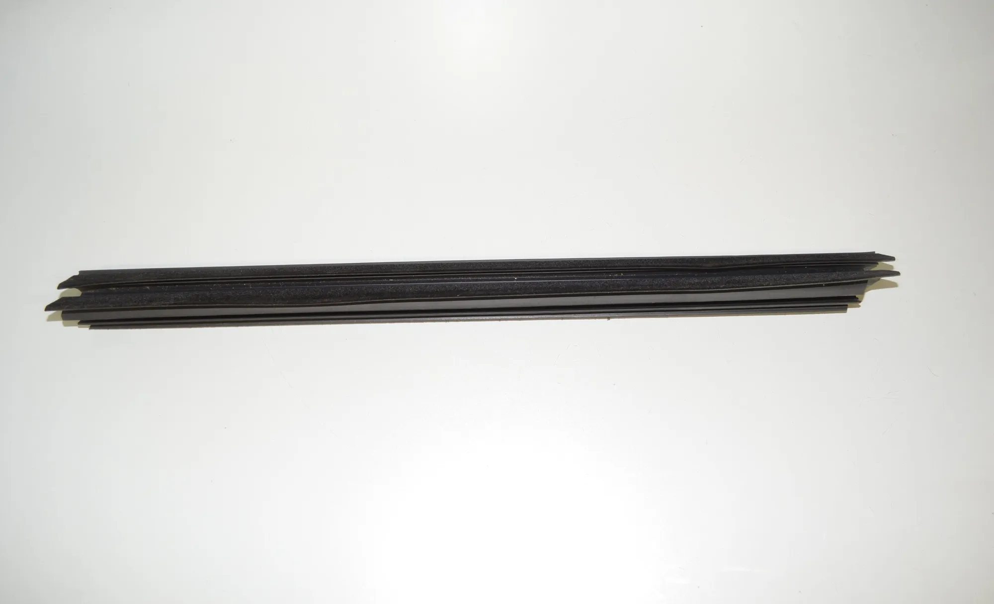 Rear Left Door Window Strip – OEM 7355523 · BMW 7 (G11, G12) 730 d, Ld 2016 – 2