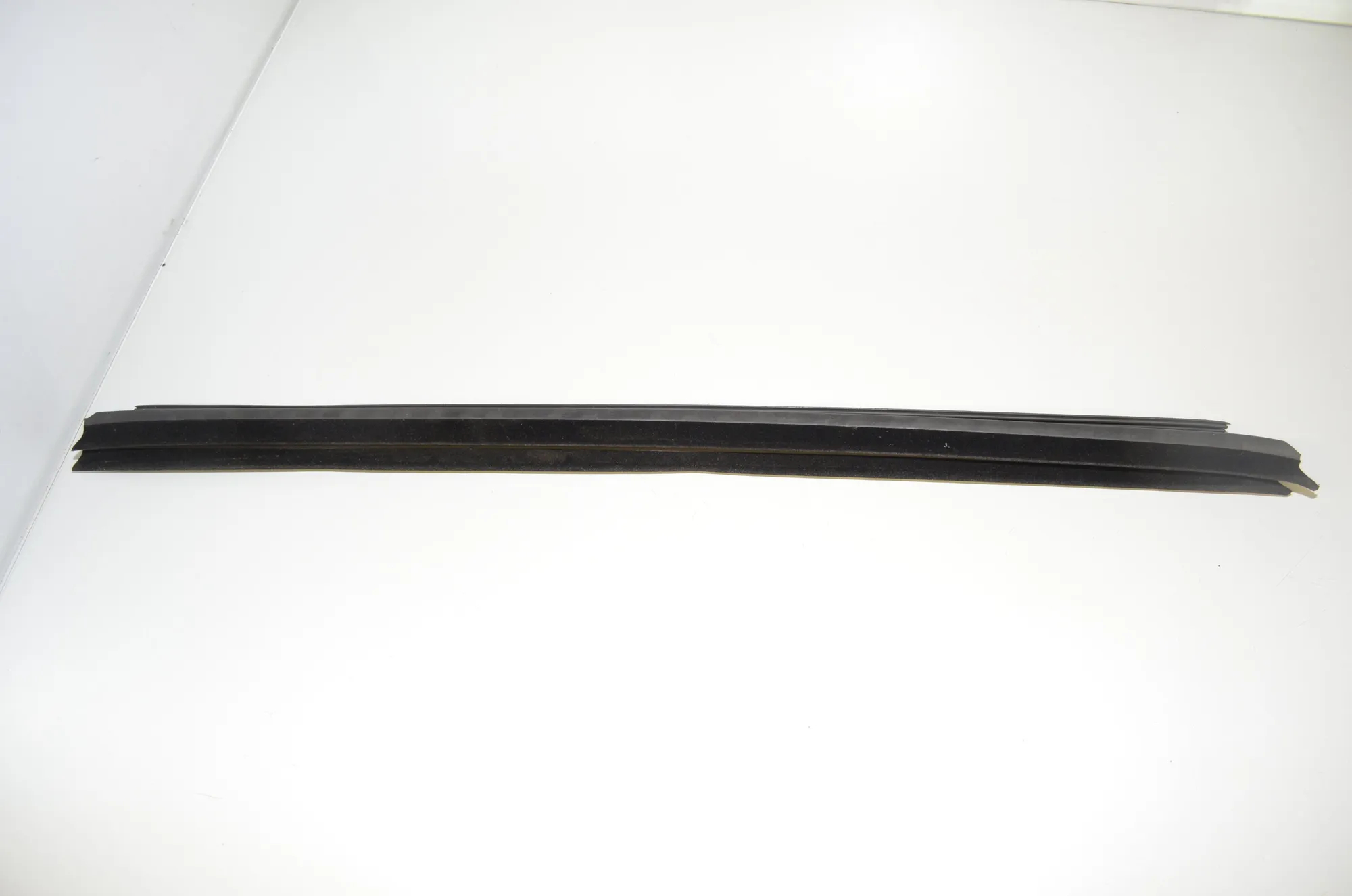 Front Left Door Window Strip – OEM 7336011 · BMW 7 (G11, G12) 730 d, Ld 2016