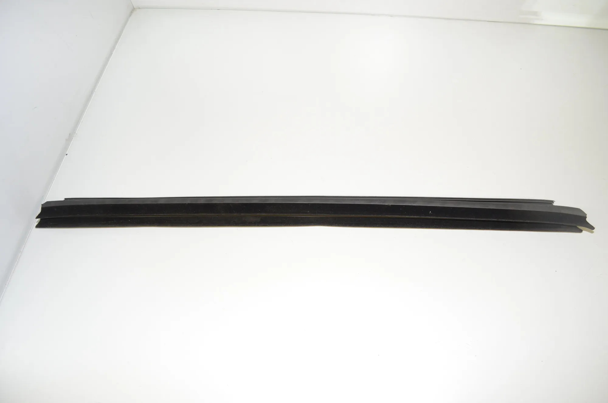 Front Left Door Window Strip – OEM 7336011 · BMW 7 (G11, G12) 730 d, Ld 2016 – 4